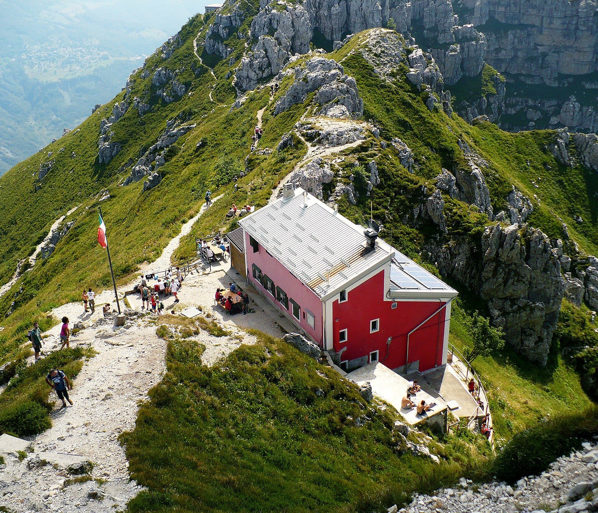 Rifugio Luigi Azzoni (via Wikimedia Commons, CC BY 3.0)