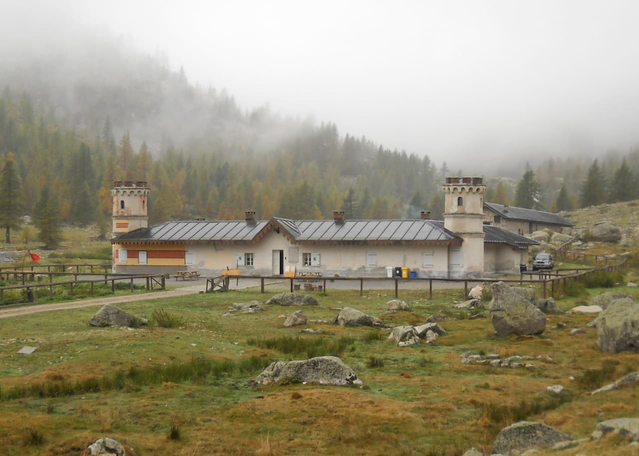 Rifugio Valasco (via Wikimedia Commons, CC BY-SA 3.0)