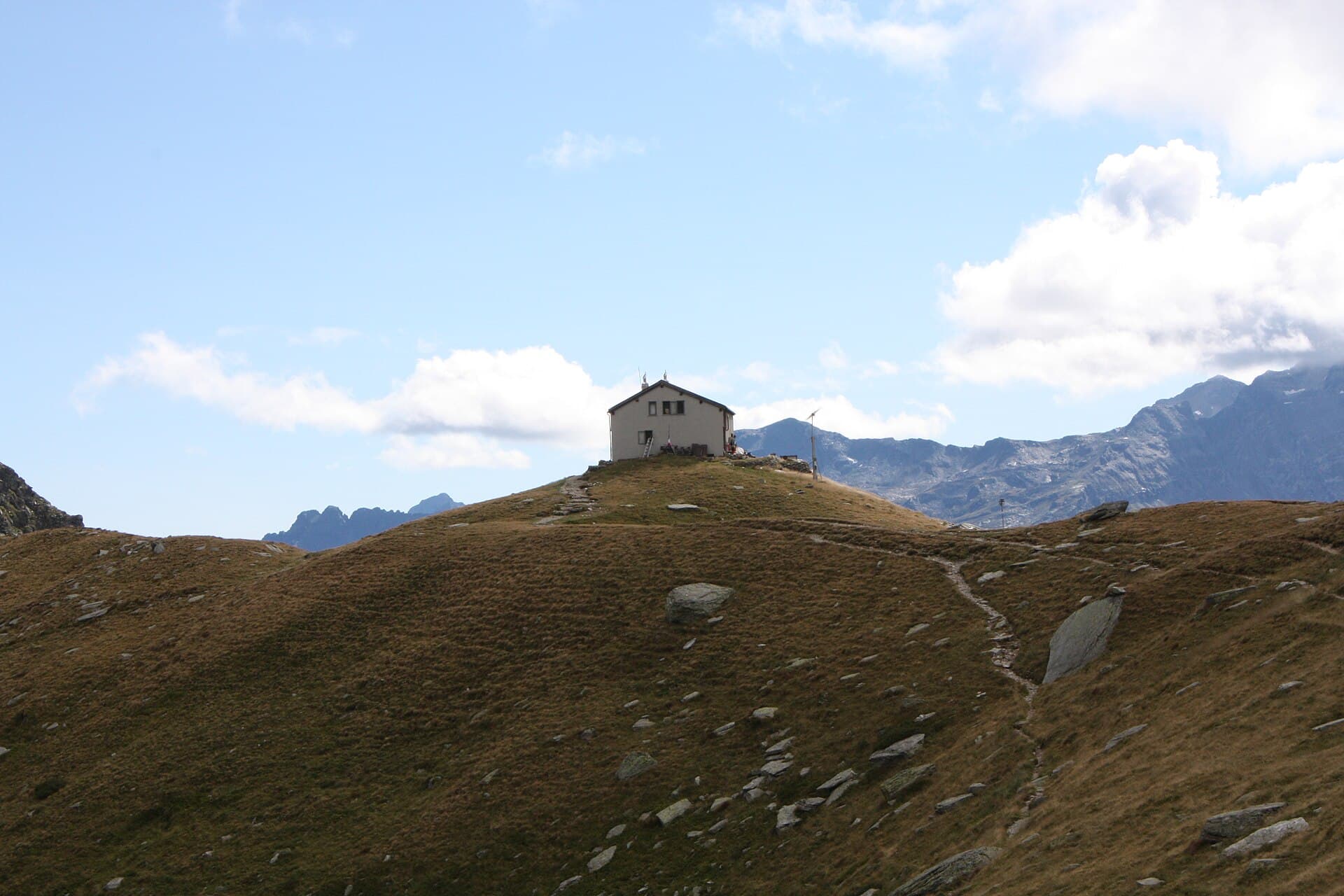 Rifugio Giovanni Bertacchi (via Wikimedia Commons, CC BY-SA 4.0)