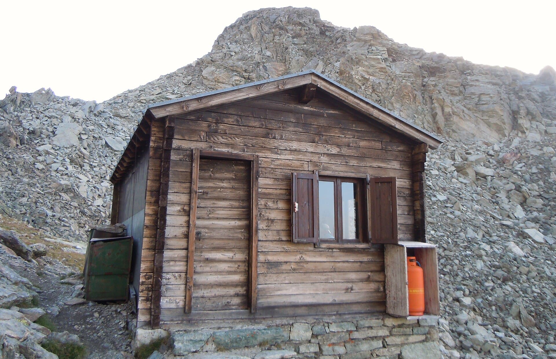 Bivacco Rivolta (via Wikimedia Commons, CC BY-SA 3.0)