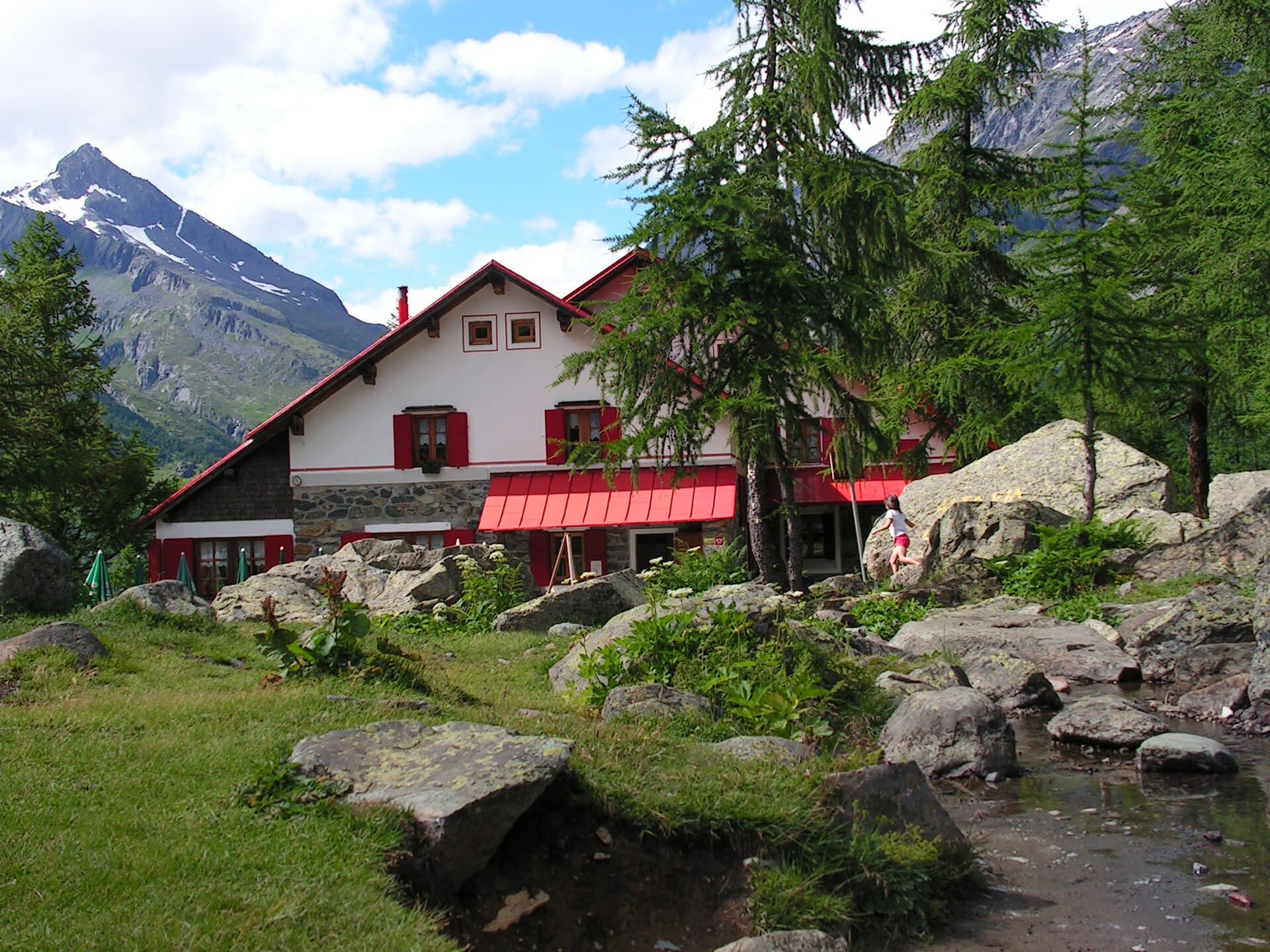 Rifugio Gerli Porro (via Wikimedia Commons, Public domain)