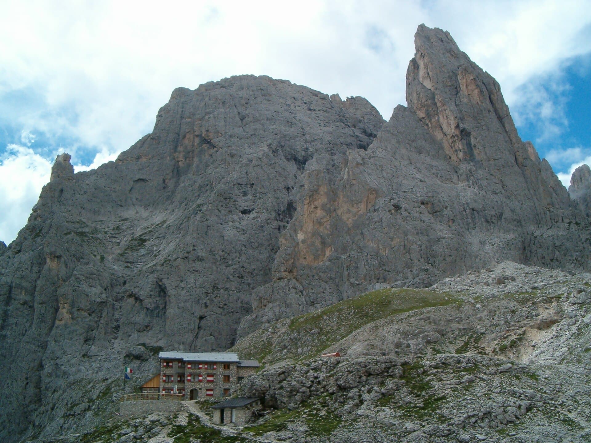 Rifugio Pradidali (via Wikimedia Commons, CC BY-SA 2.5)