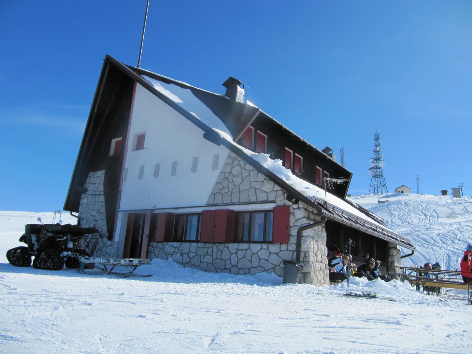 Rifugio Bristot (via Wikimedia Commons, Public domain)