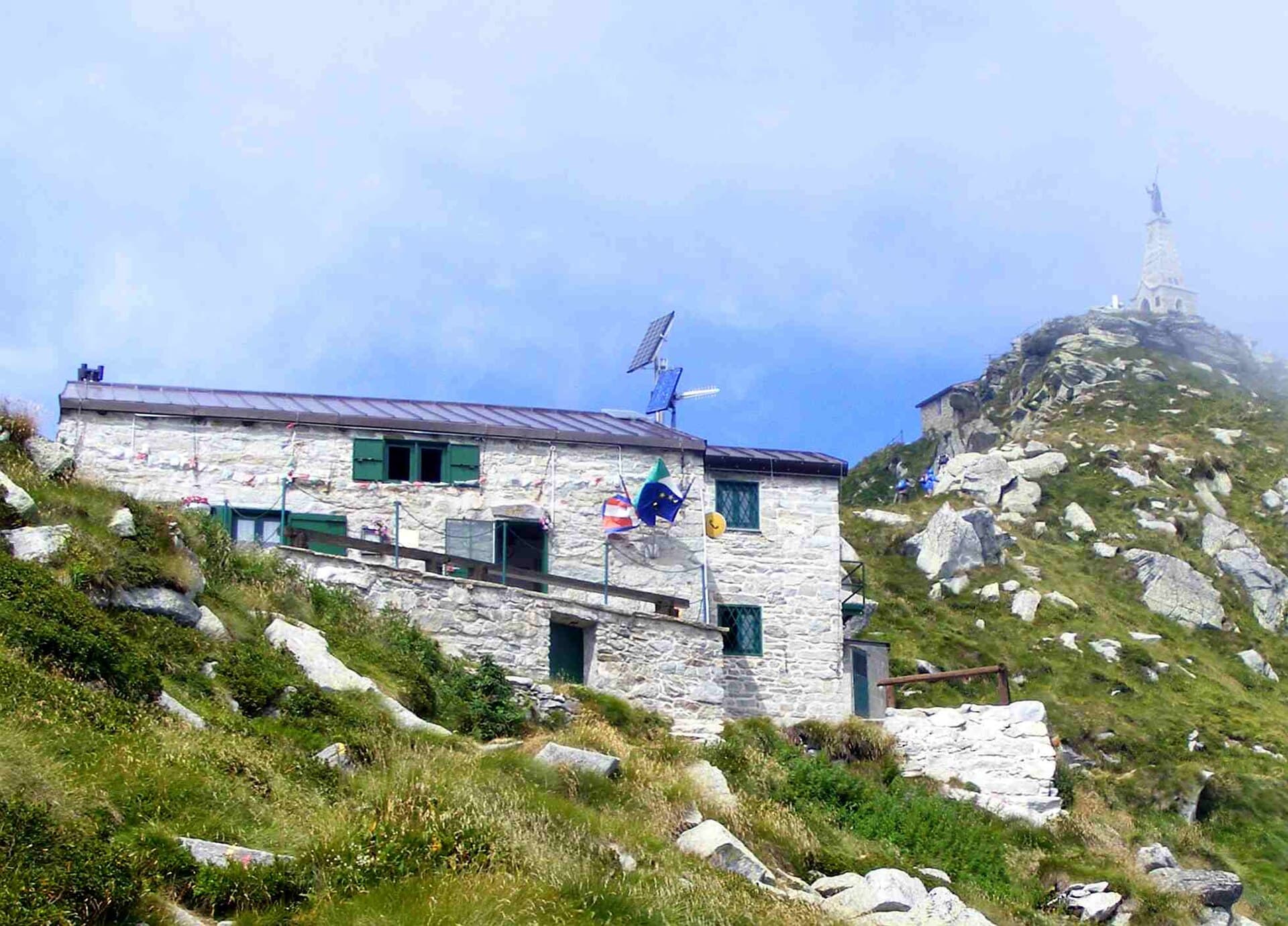 Rifugio Mombarone (via Wikimedia Commons, CC BY-SA 3.0)