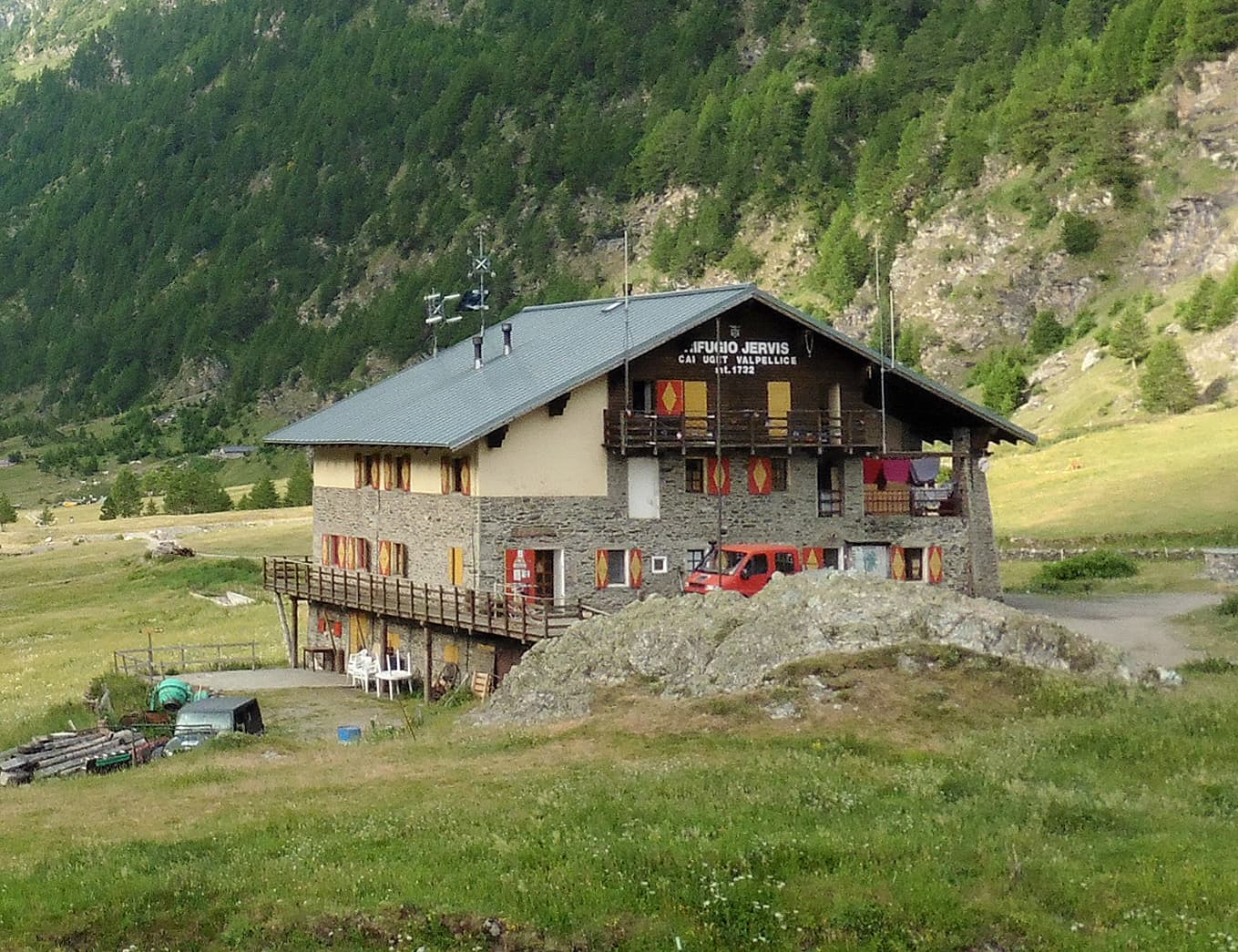 Rifugio Willy Jervis (via Wikimedia Commons, CC BY-SA 4.0)