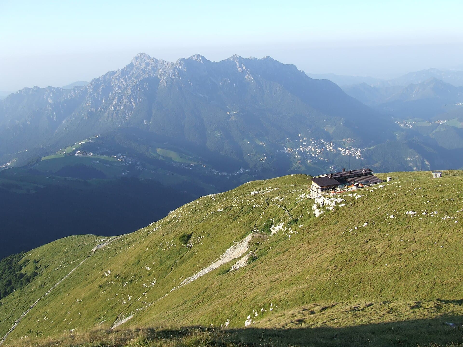 Rifugio Capanna 2000 (via Wikimedia Commons, Public domain)