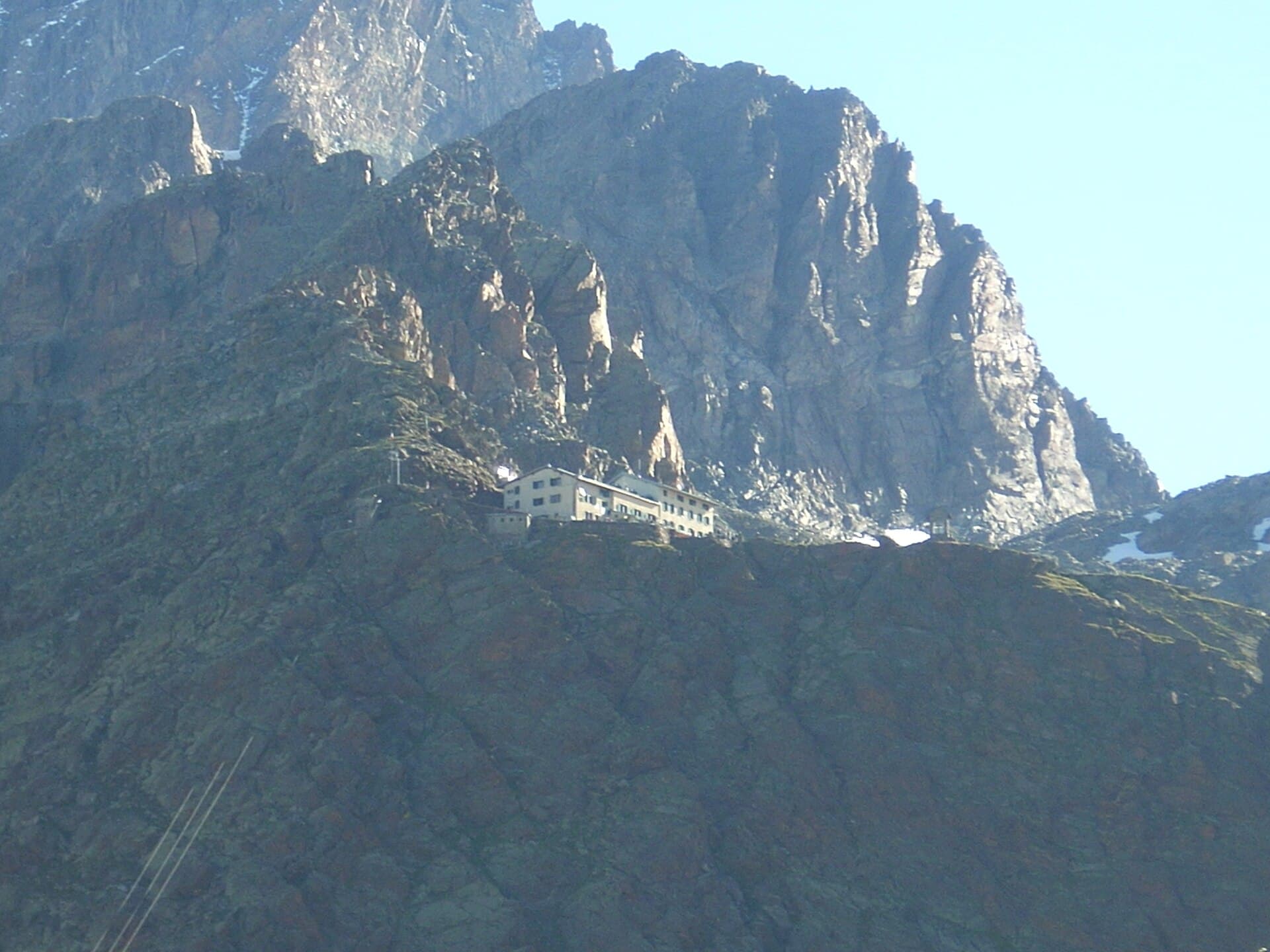 Rifugio Marinelli Bombardieri (via Wikimedia Commons, CC BY 3.0)