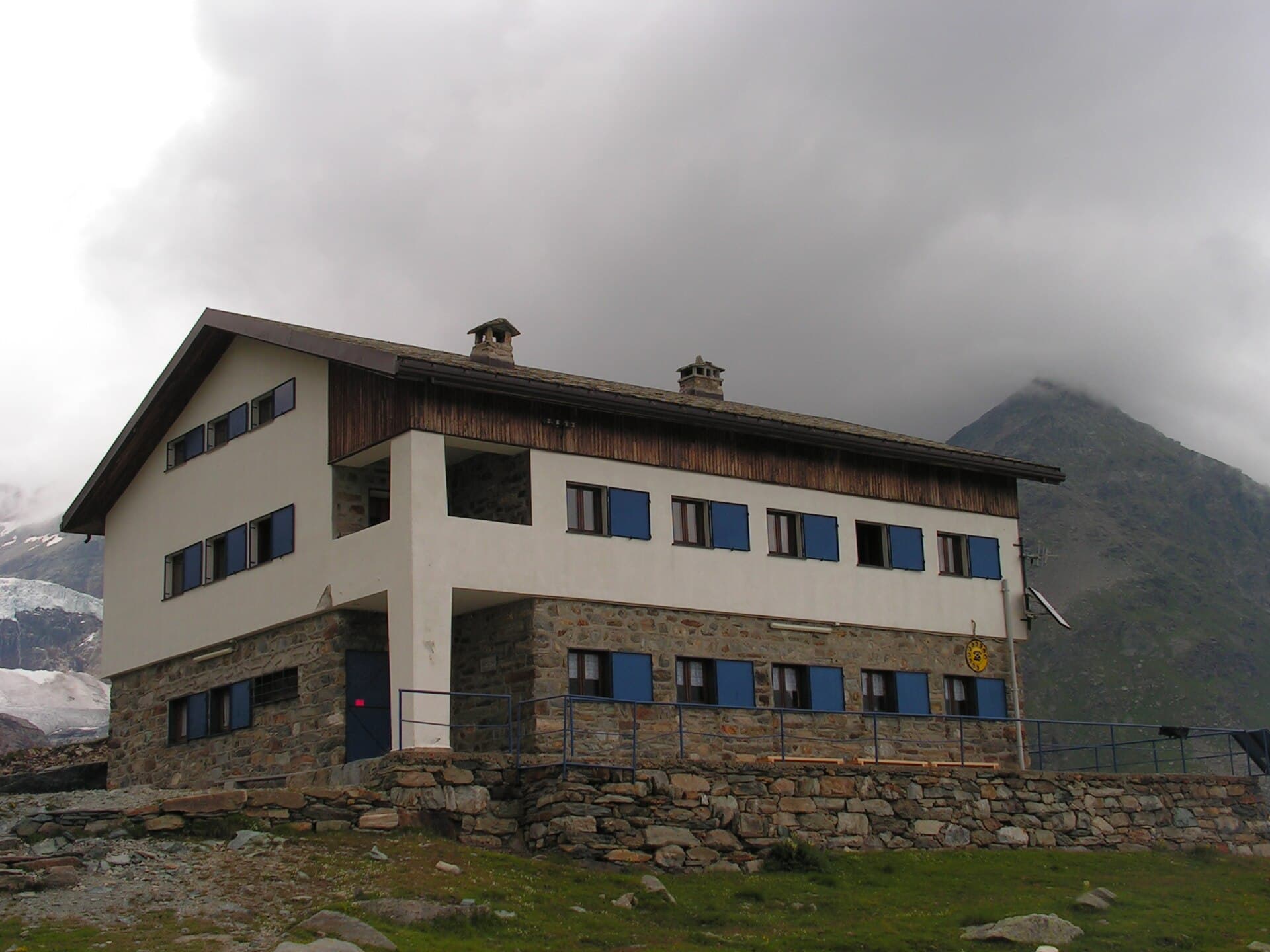 Rifugio Roberto Bignami (via Wikimedia Commons, Public domain)