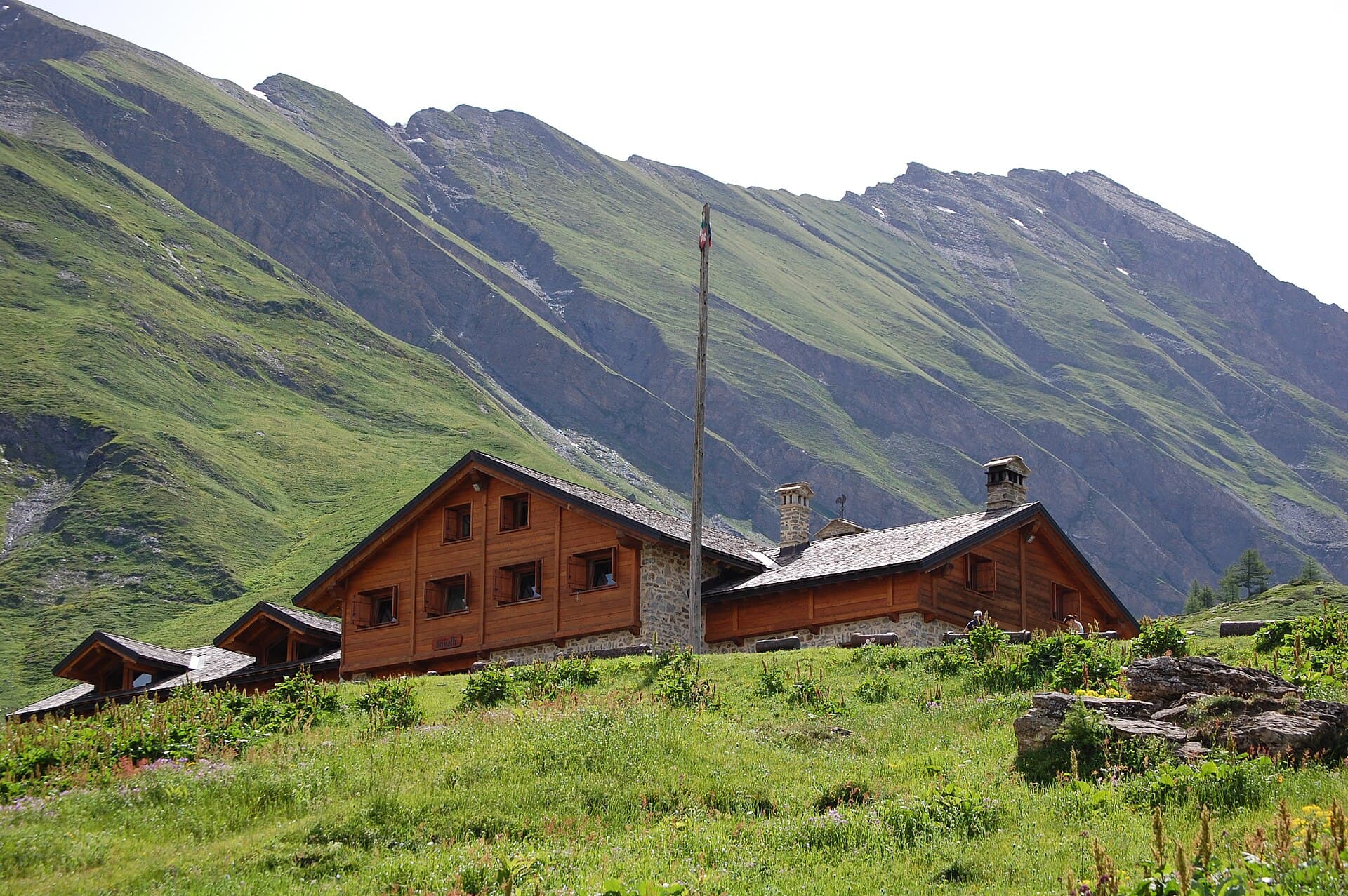 Rifugio Walter Bonatti (via Wikimedia Commons, CC BY-SA 3.0)