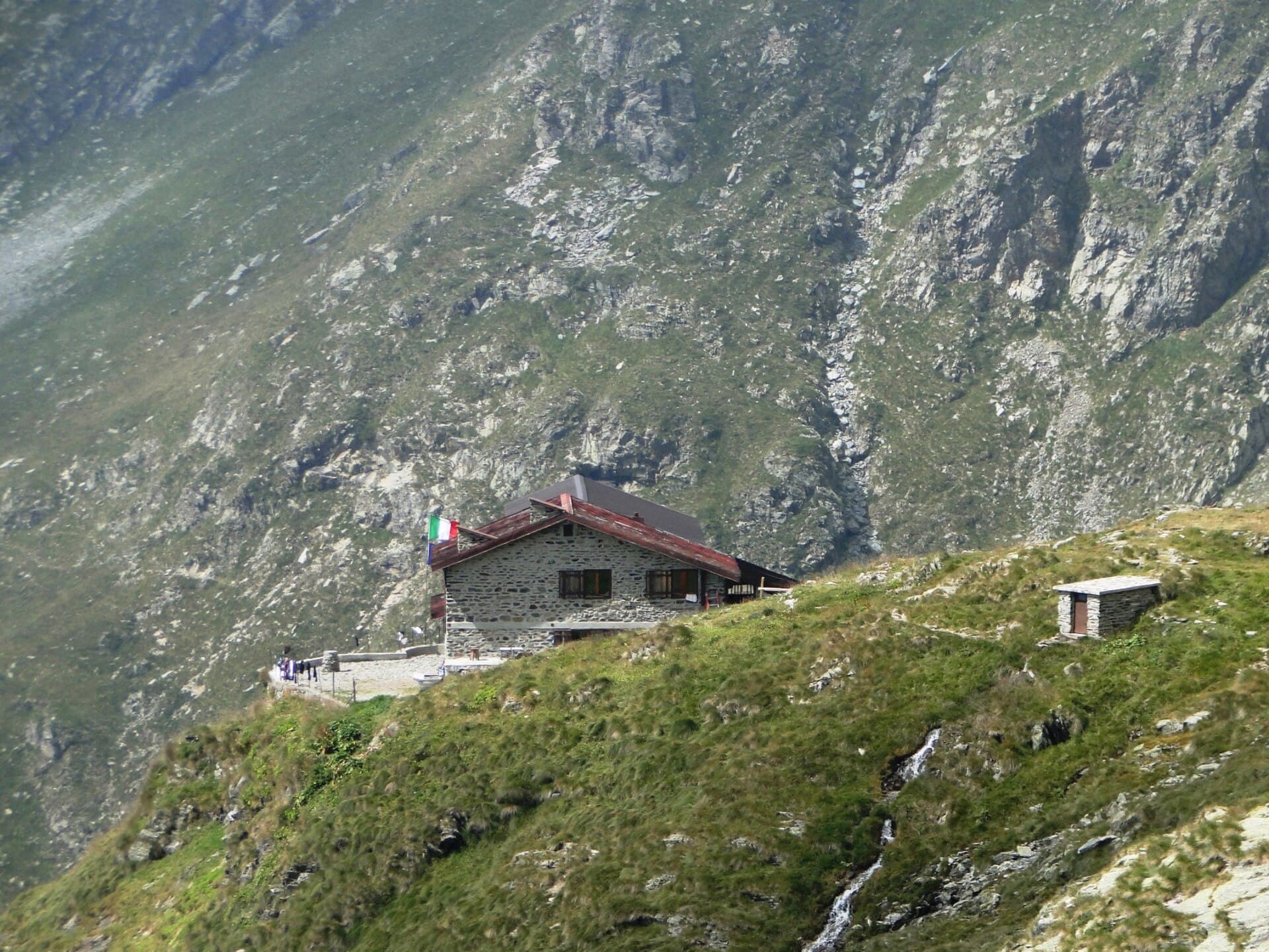 Rifugio Antonio Baroni al Brunone (via Wikimedia Commons, CC BY-SA 3.0)