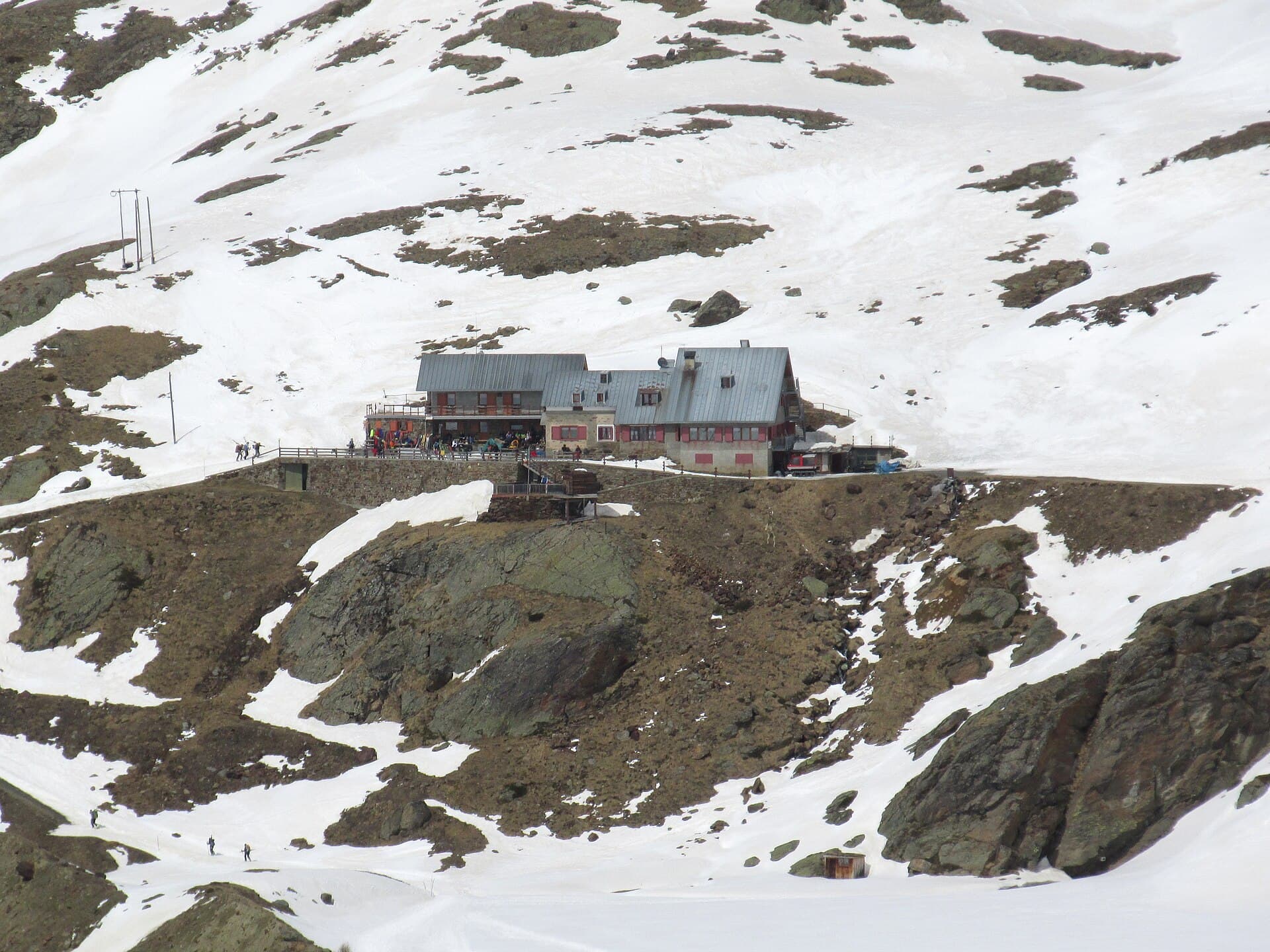 Rifugio Cesare Branca (via Wikimedia Commons, CC BY-SA 3.0)