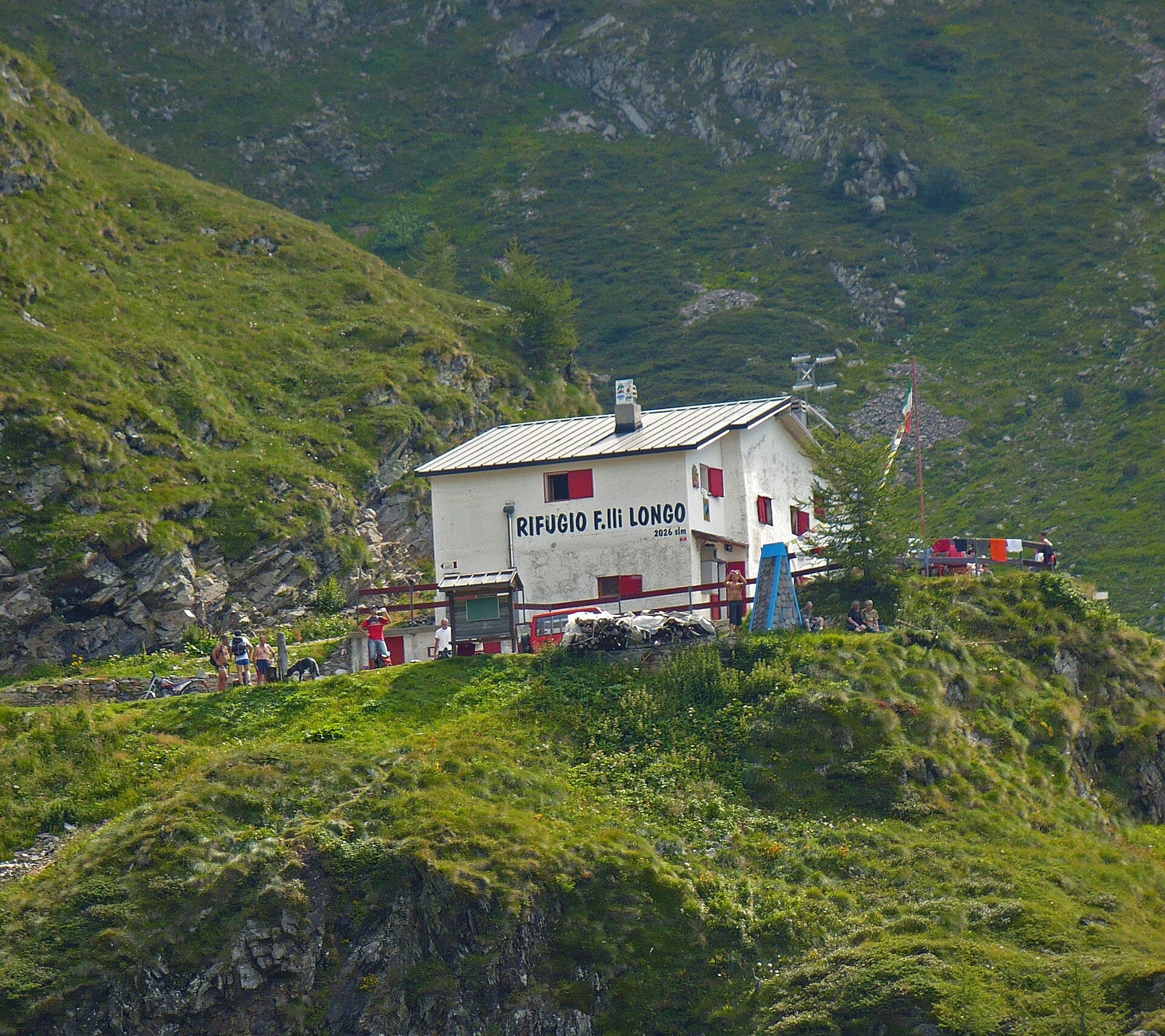 Rifugio Fratelli Longo (via Wikimedia Commons, CC BY 3.0)