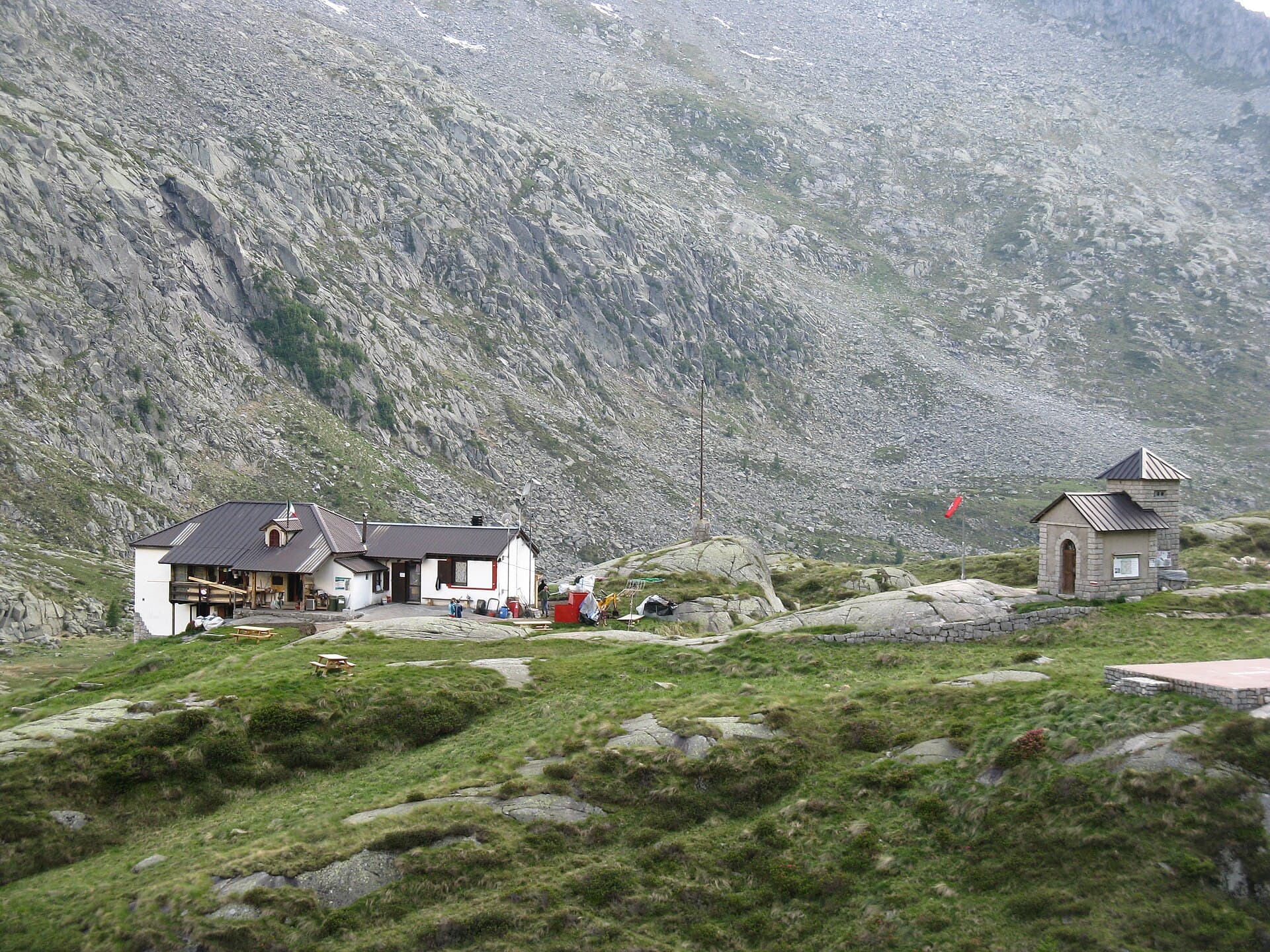 Rifugio Serafino Gnutti (via Wikimedia Commons, CC BY-SA 4.0)