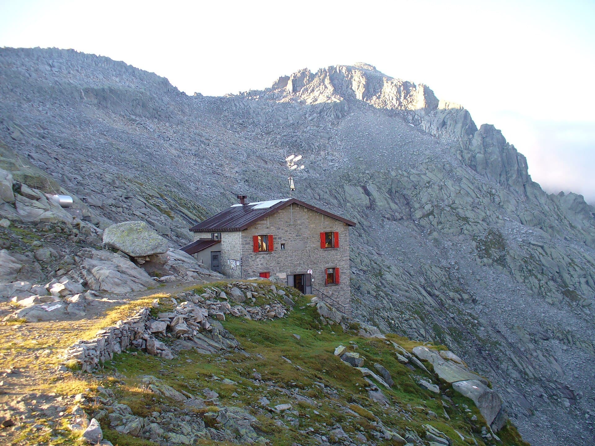 Rifugio Maria e Franco Lomini (via Wikimedia Commons, Public domain)