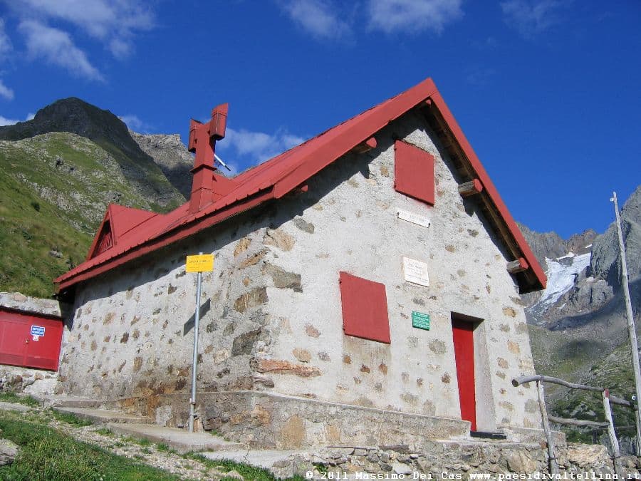 Rifugio Luigi Mambretti (via Wikimedia Commons, CC BY 3.0)