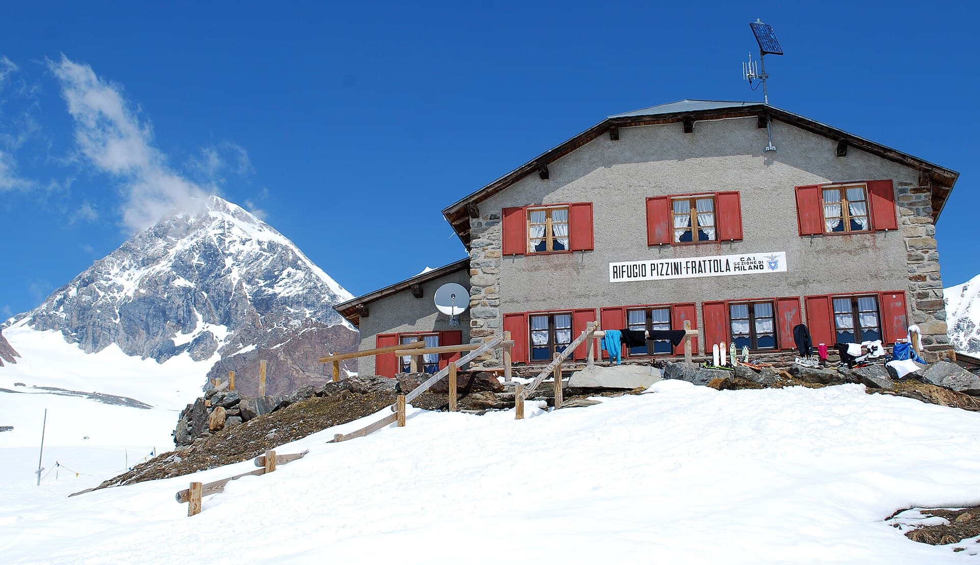 Rifugio Pizzini-Frattola (via Wikimedia Commons, CC BY-SA 3.0)