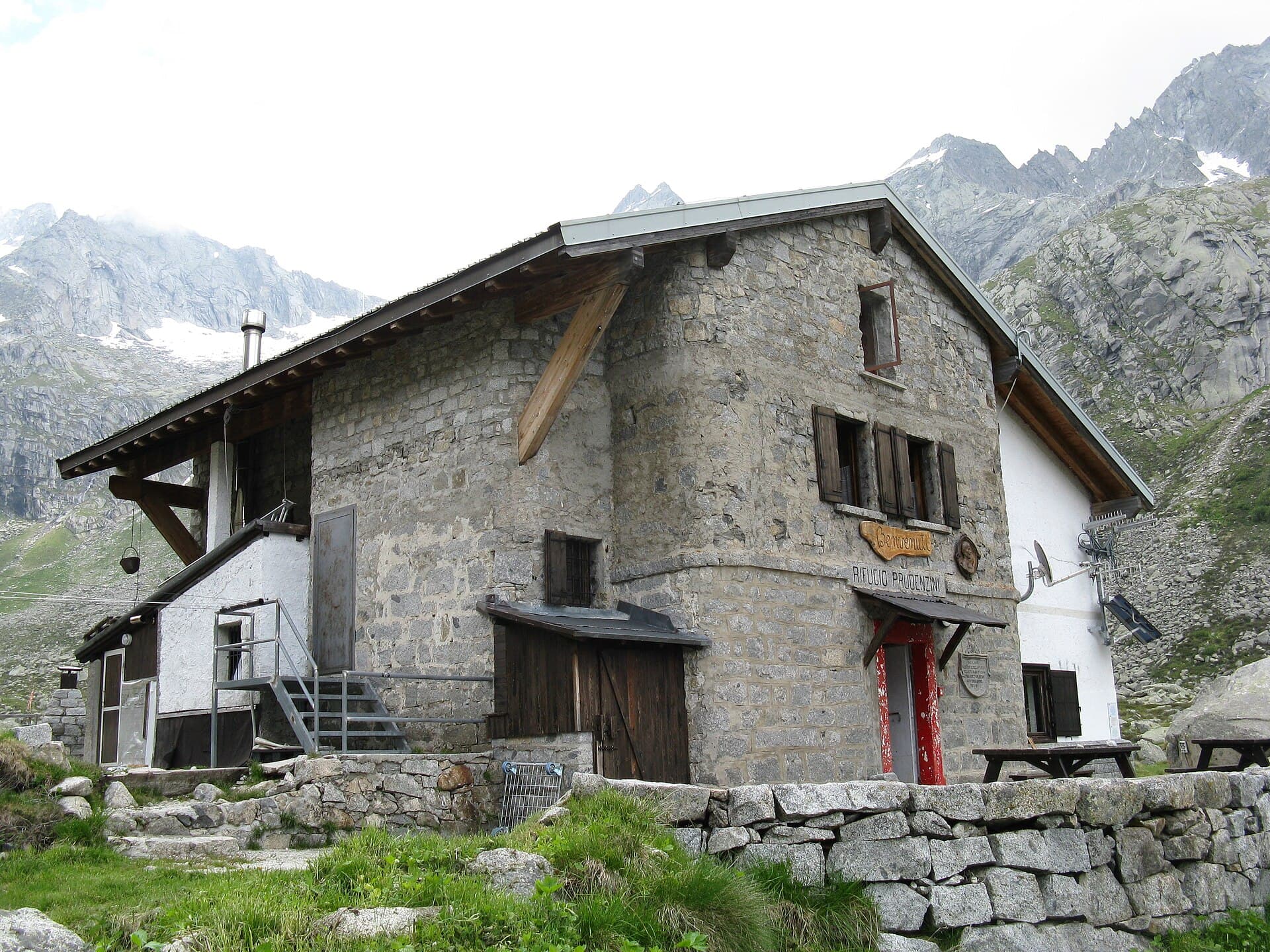 Rifugio Paolo Prudenzini (via Wikimedia Commons, CC BY-SA 4.0)
