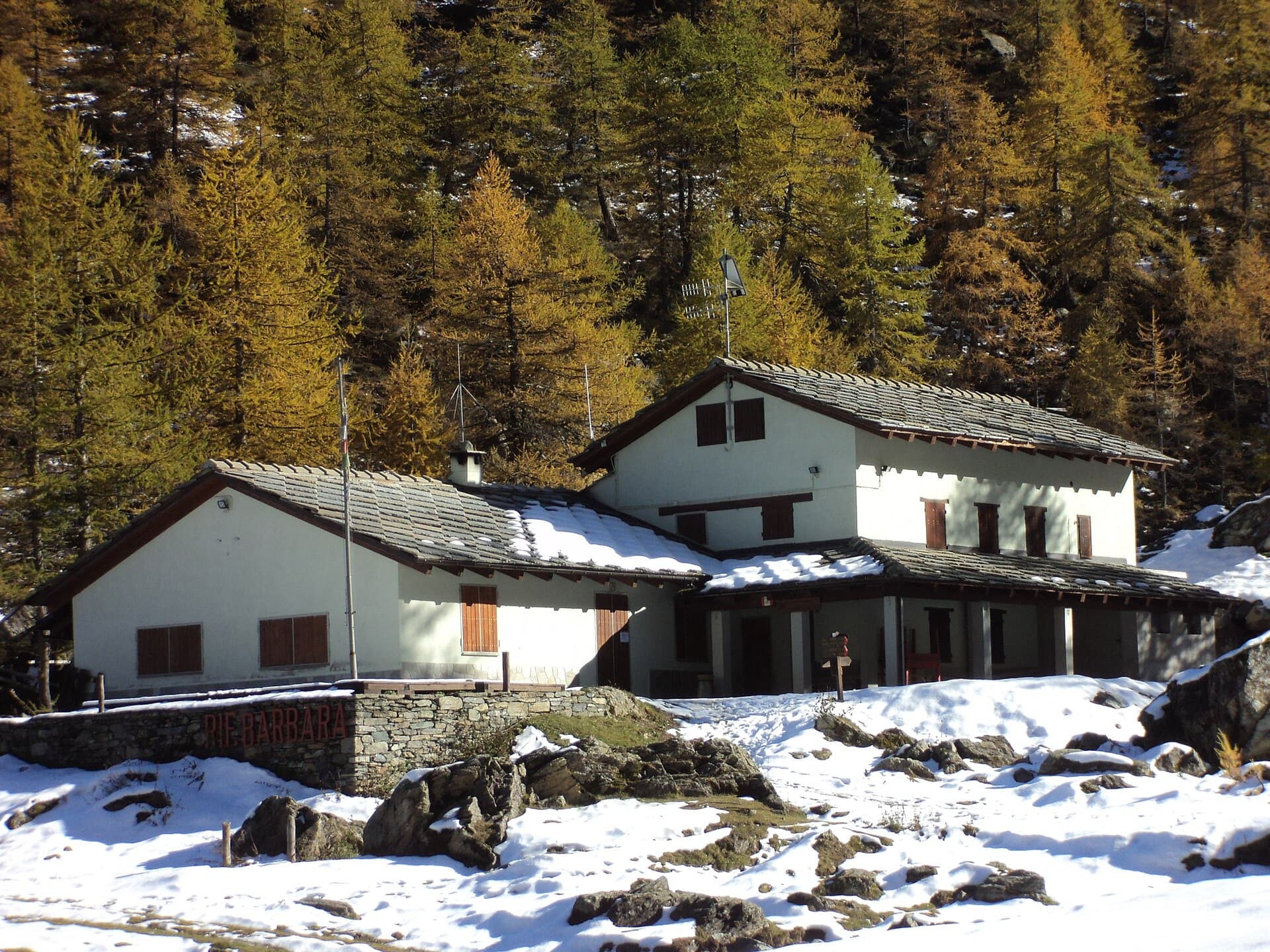 Rifugio Barbara Lowrie (via Wikimedia Commons, Public domain)