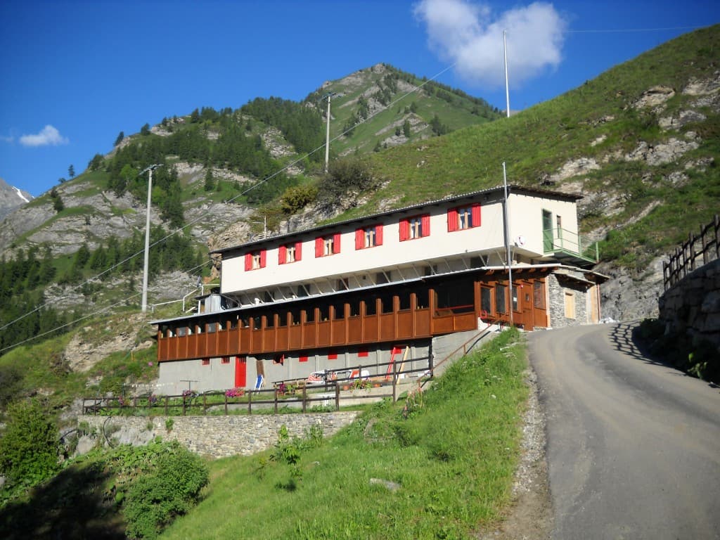 Rifugio Savigliano (via Wikimedia Commons, CC BY 3.0)