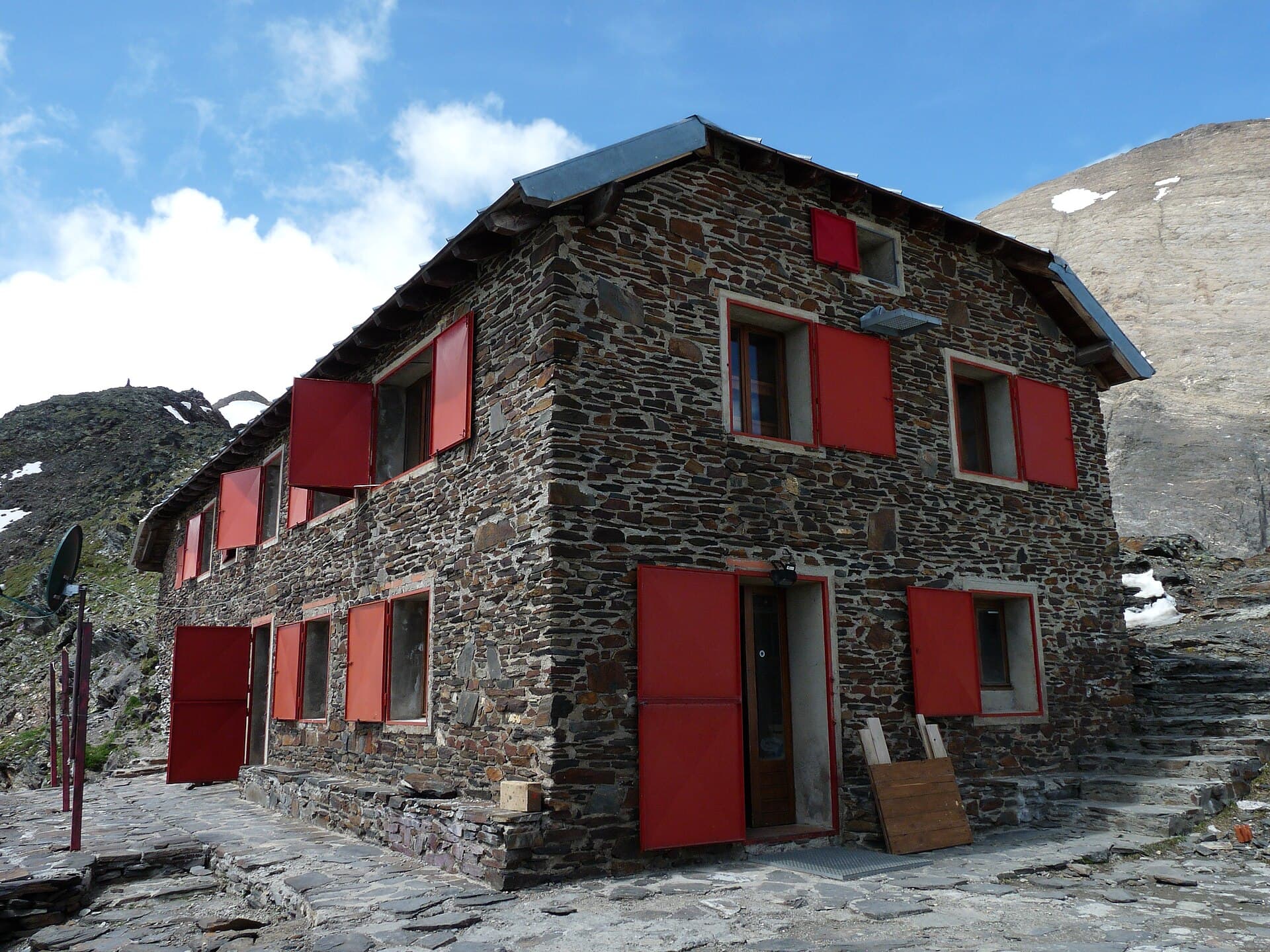 Rifugio 3A (via Wikimedia Commons, CC BY-SA 3.0)