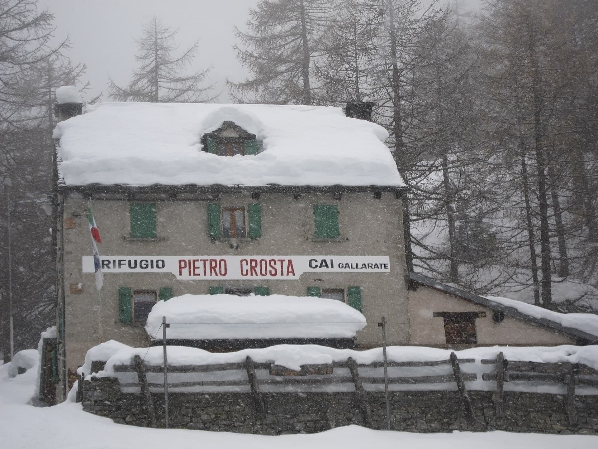 Rifugio Pietro Crosta (via Wikimedia Commons, CC BY-SA 4.0)