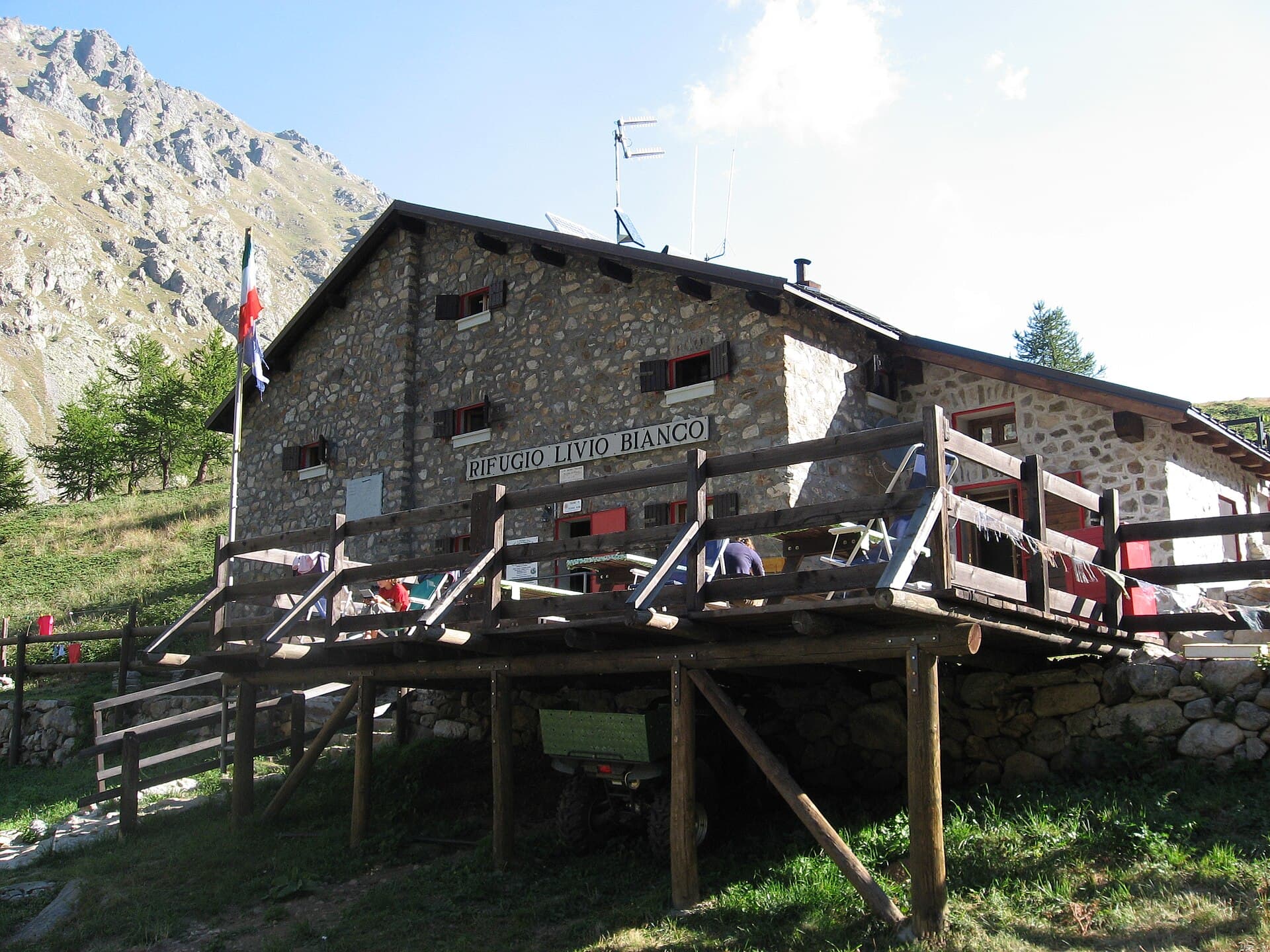 Rifugio Livio Bianco (via Wikimedia Commons, Public domain)