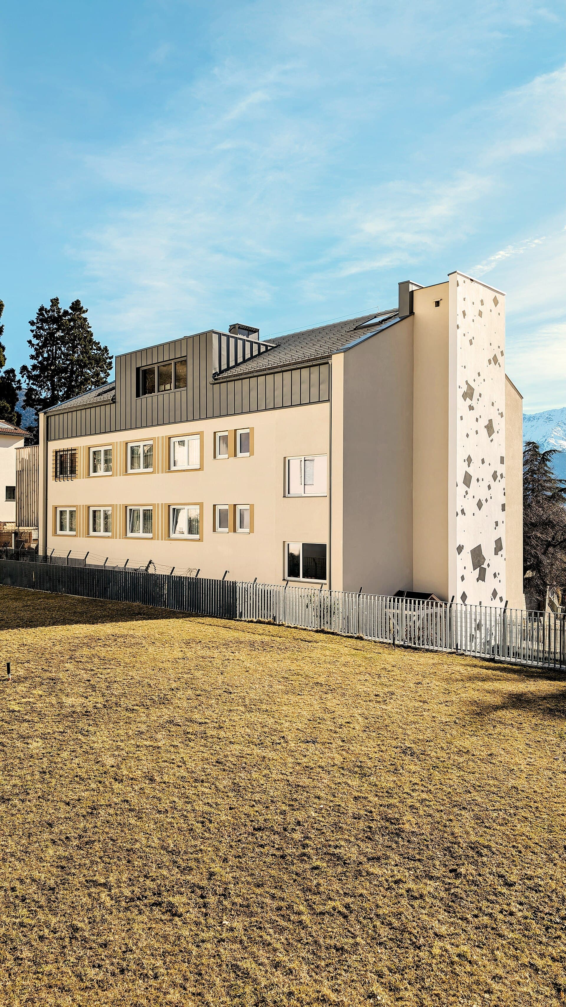 Finka Hostel (via Wikimedia Commons, CC BY 4.0)