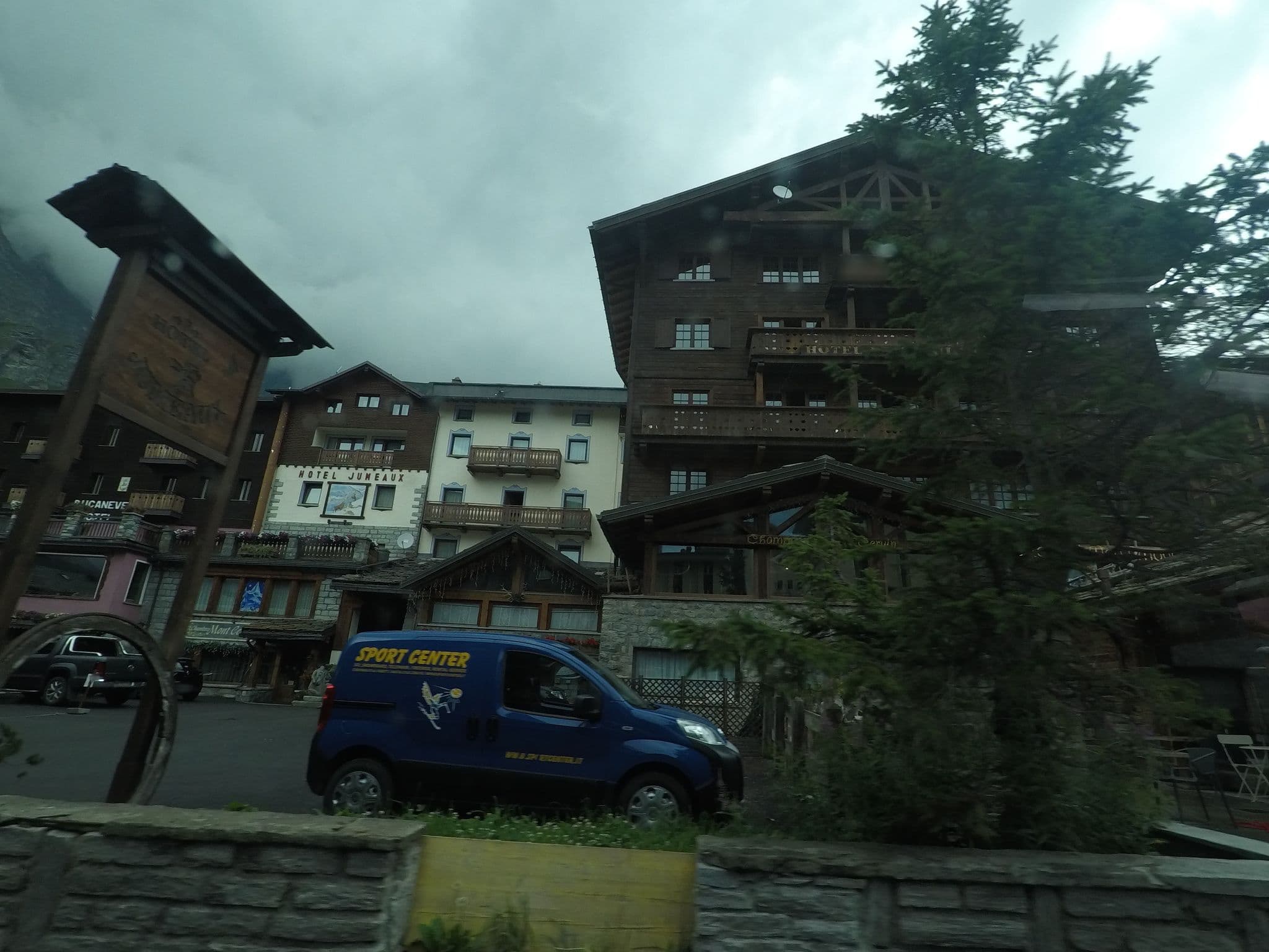 Street view near Hotel Punta Maquingnaz, Valtournenche — © bcostacurta (CC BY-SA · Mapillary)