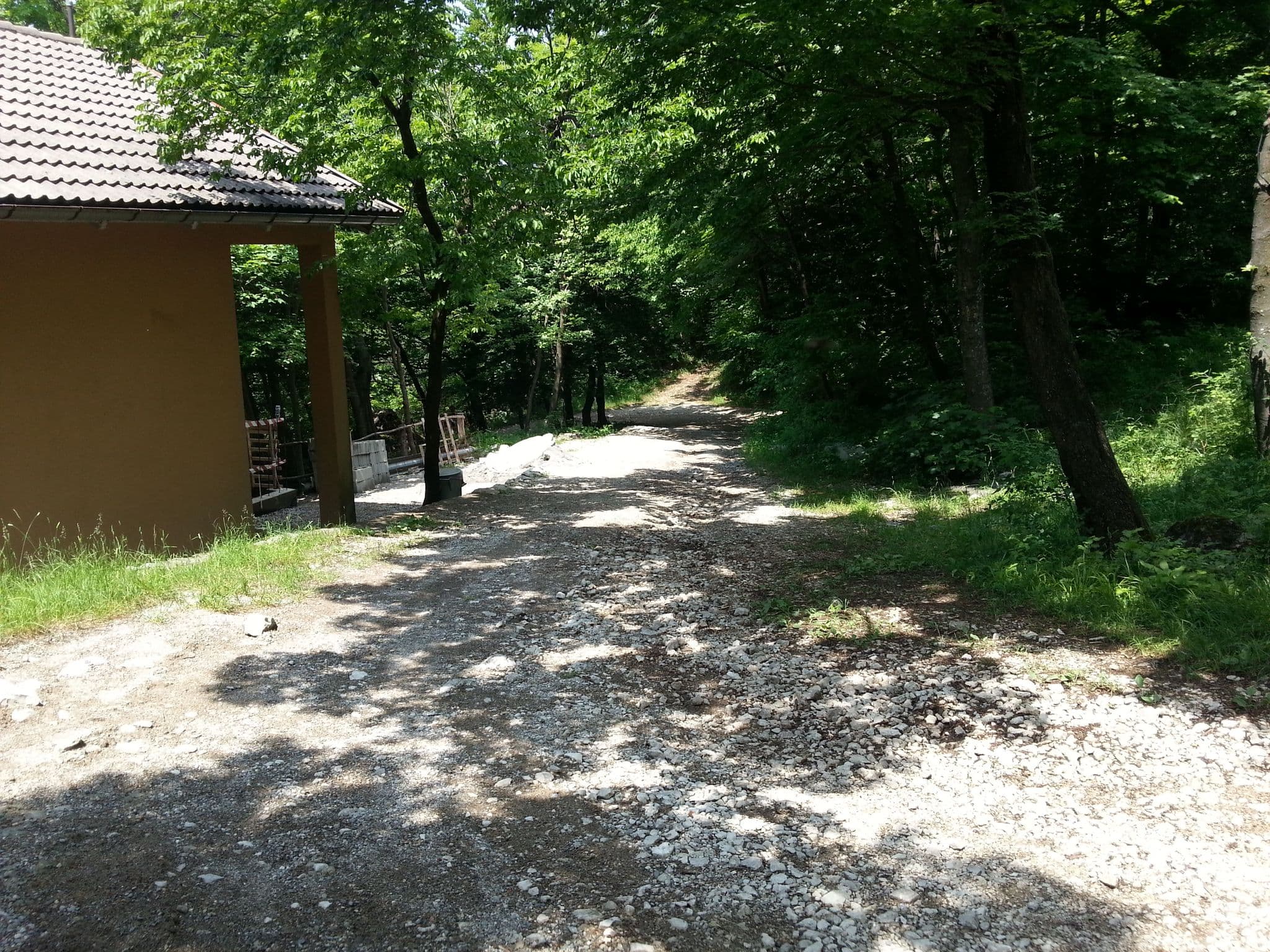 Street view near Rifugio Monte Pravello, Saltrio — © kaitu (CC BY-SA · Mapillary)