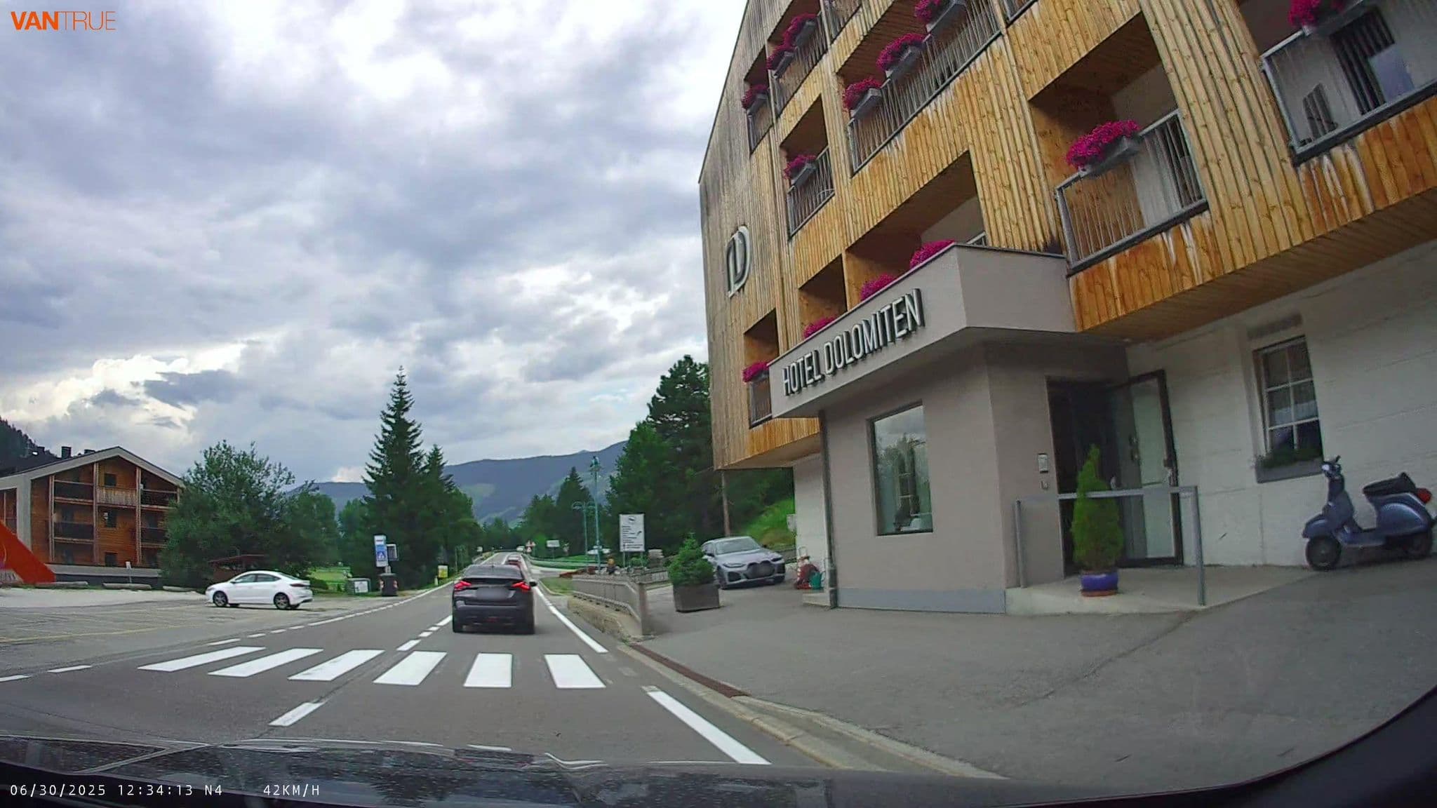 Street view near Hotel Dolomiten, Dobbiaco — © fcignat (CC BY-SA · Mapillary)