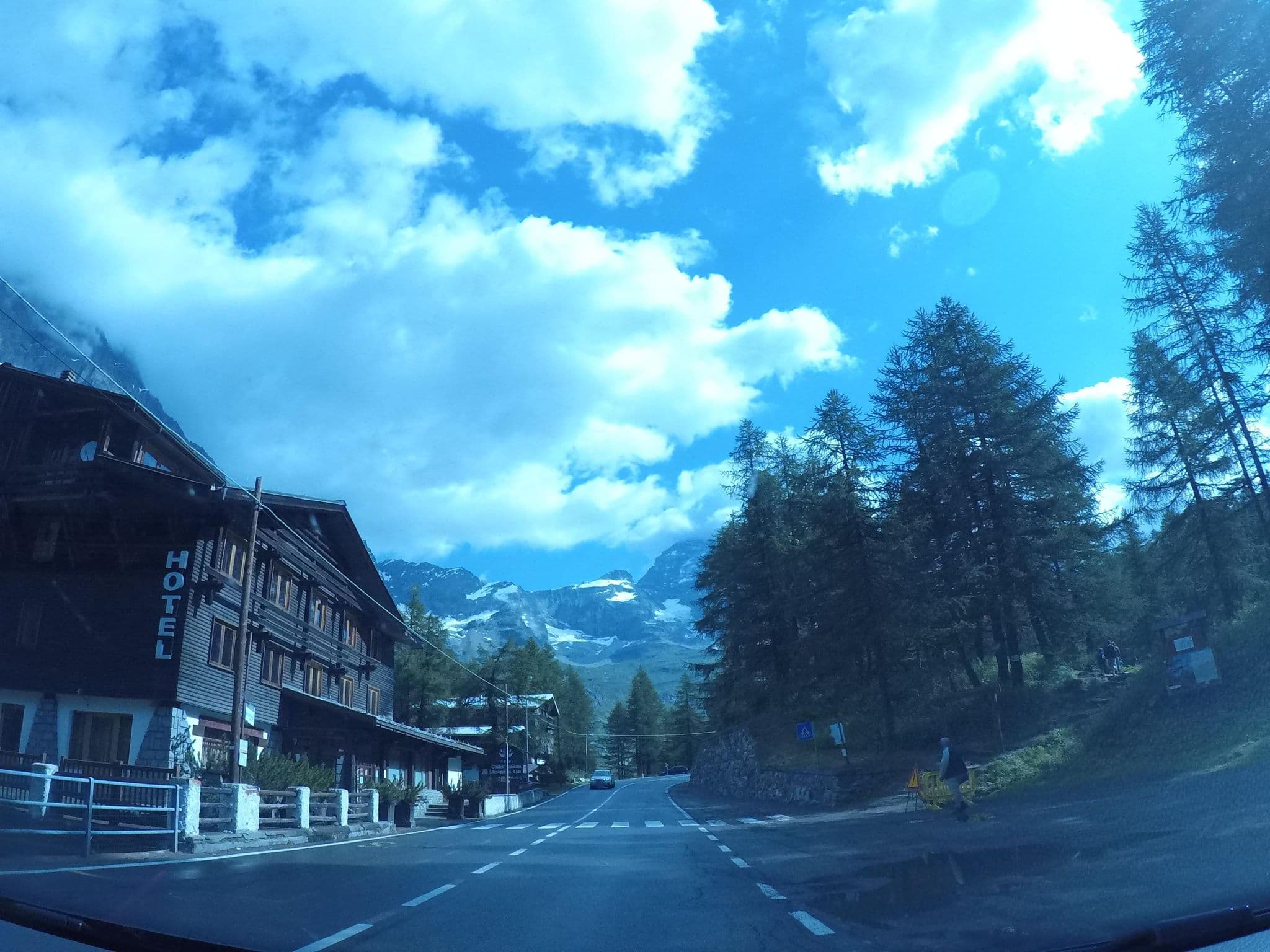 Street view near Hotel Chalet Valdôtain, Valtournenche — © bcostacurta (CC BY-SA · Mapillary)