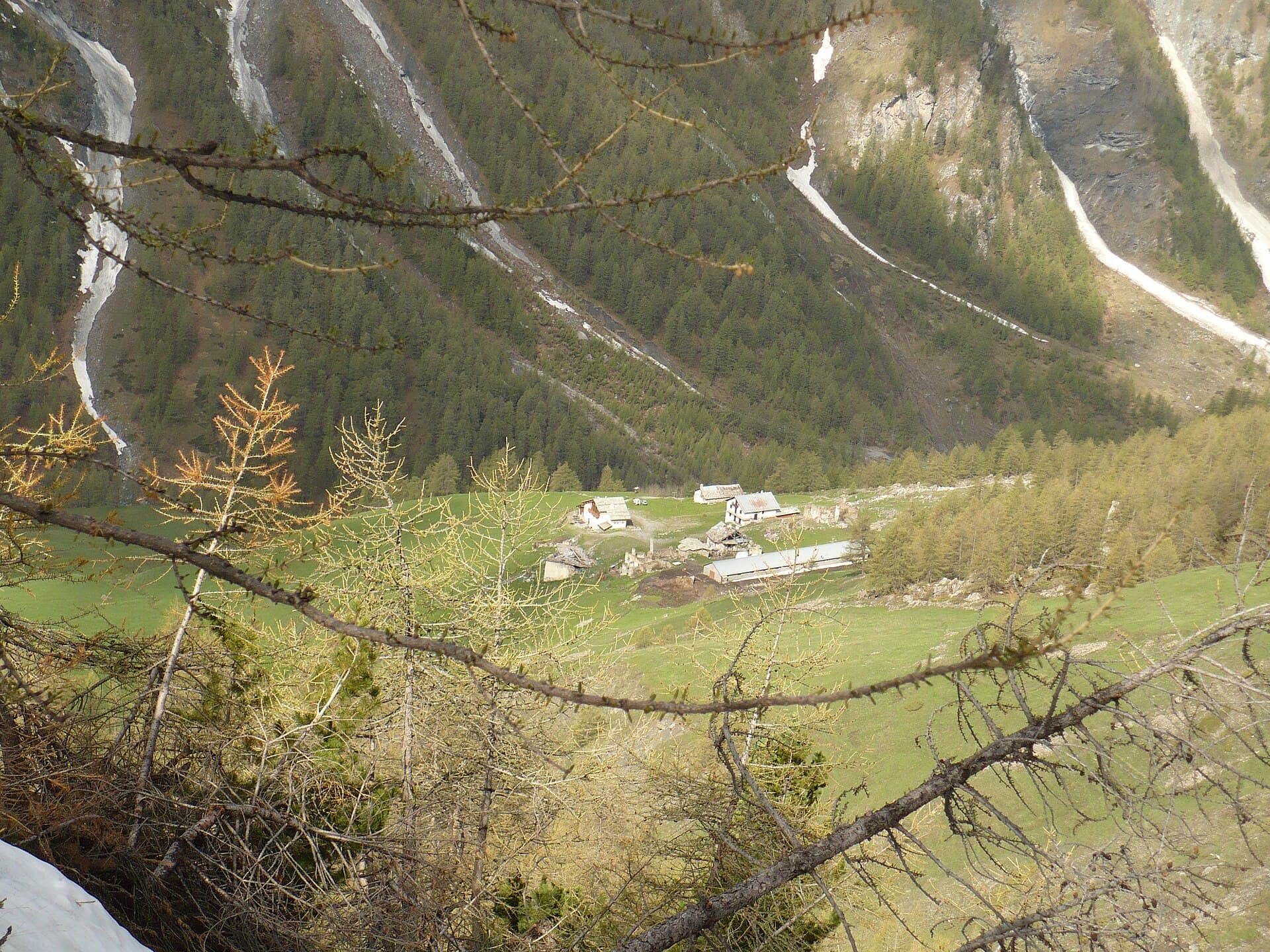 Rifugio Troncea (via Wikimedia Commons, Public domain)