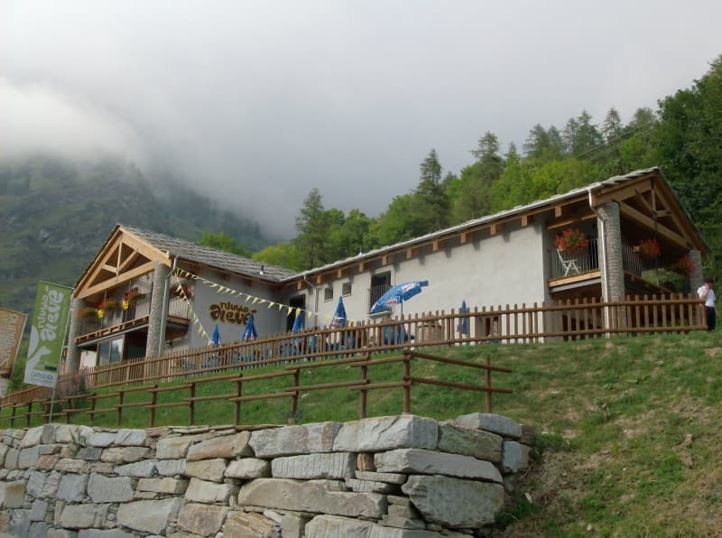 Rifugio Alevè (via Wikimedia Commons, CC BY 3.0)