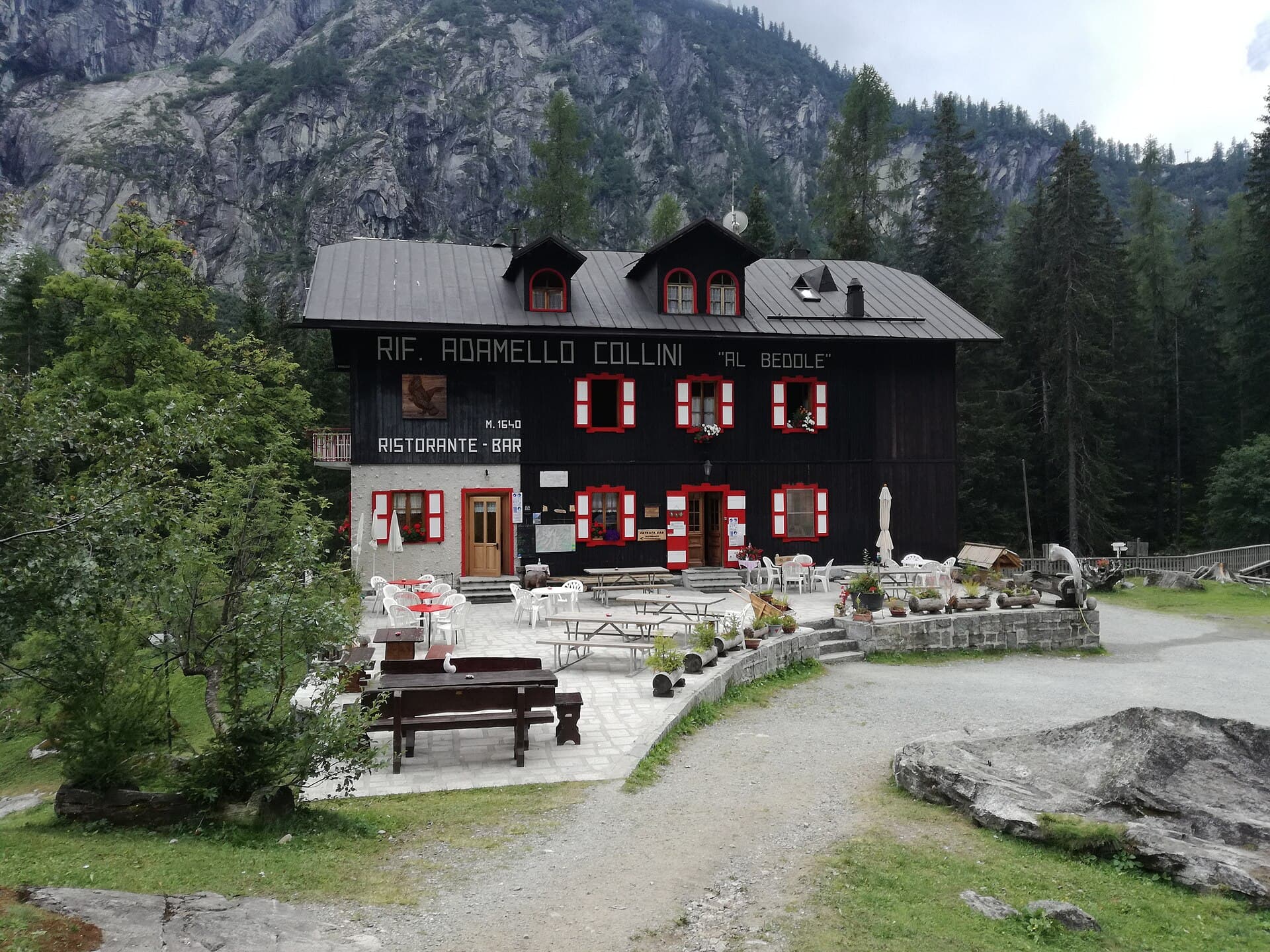 Rifugio Adamello Collini al Bedole (via Wikimedia Commons, CC BY-SA 4.0)