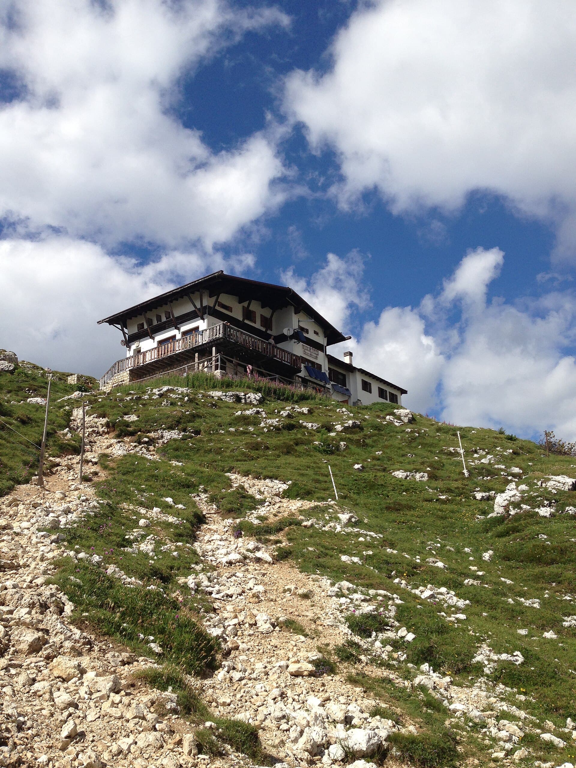 Rifugio Attilio Tissi (via Wikimedia Commons, CC BY-SA 3.0)