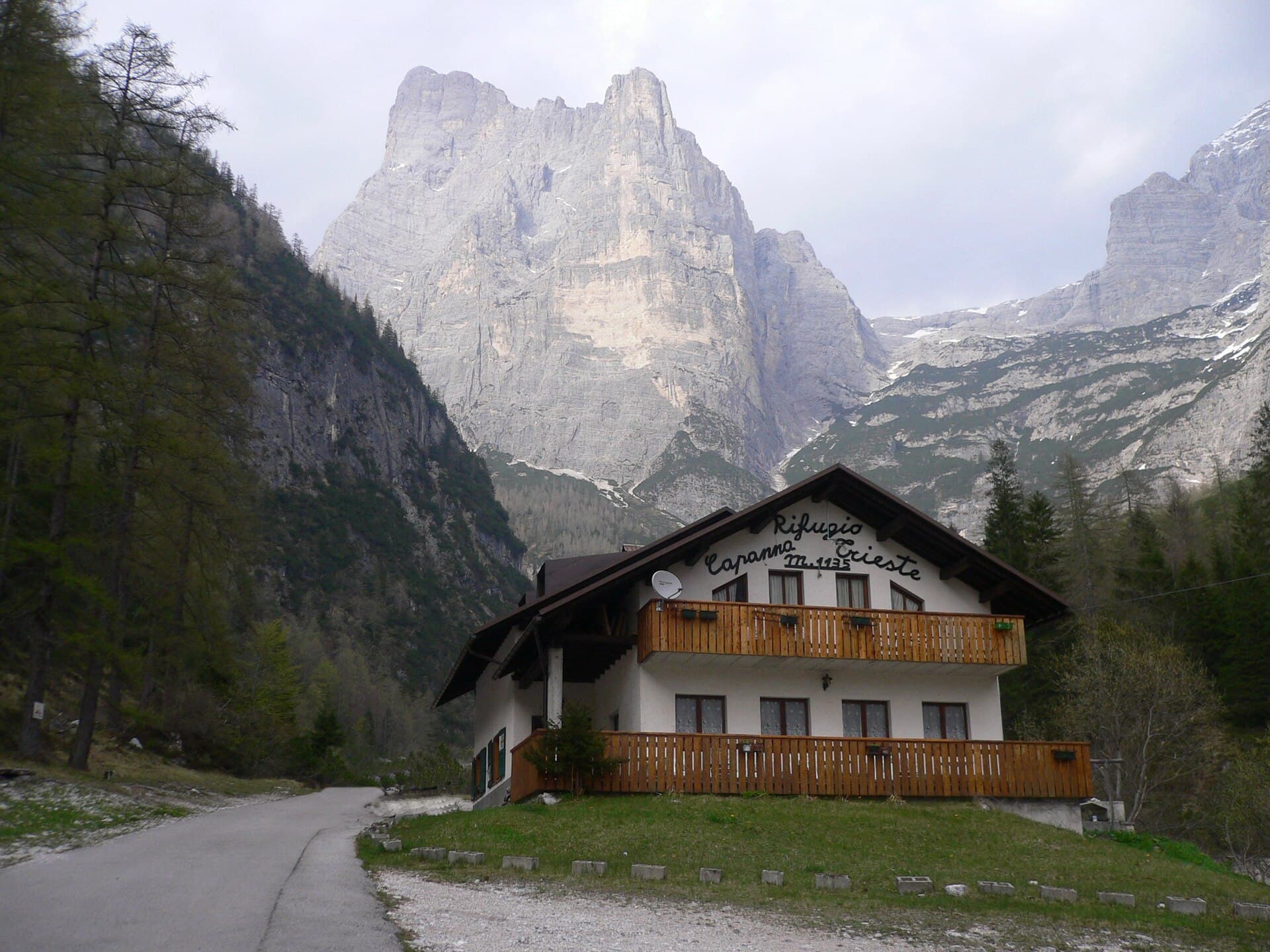 Rifugio Capanna Trieste (via Wikimedia Commons, CC BY-SA 3.0)