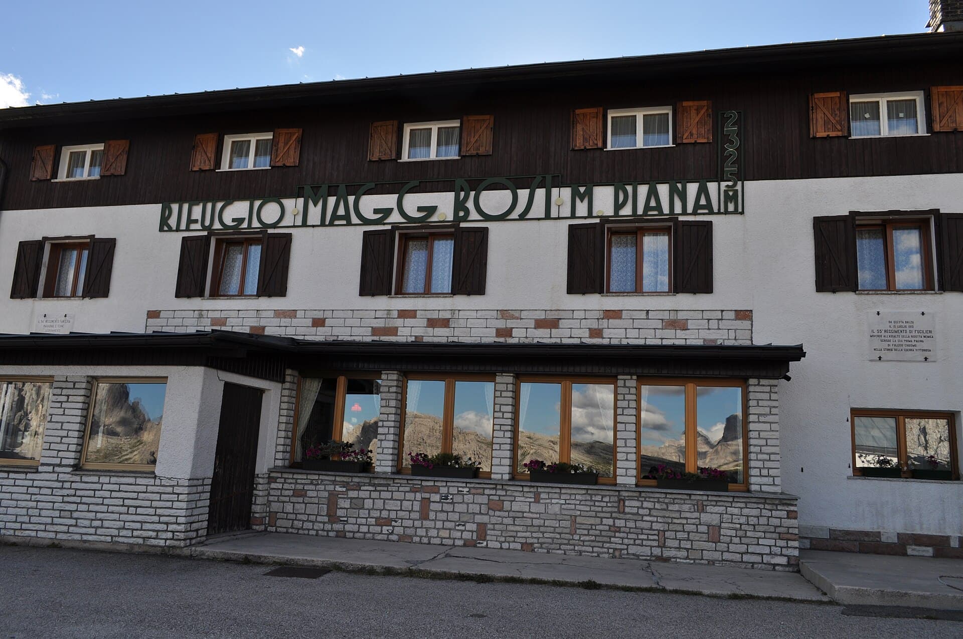 Rifugio Monte Piana - Angelo Bosi (via Wikimedia Commons, CC BY-SA 3.0)