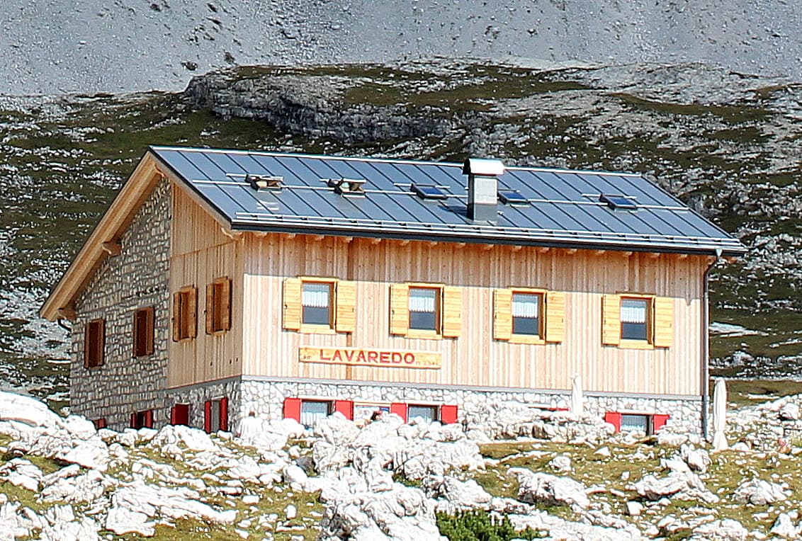 Rifugio Lavaredo (via Wikimedia Commons, CC BY-SA 3.0)