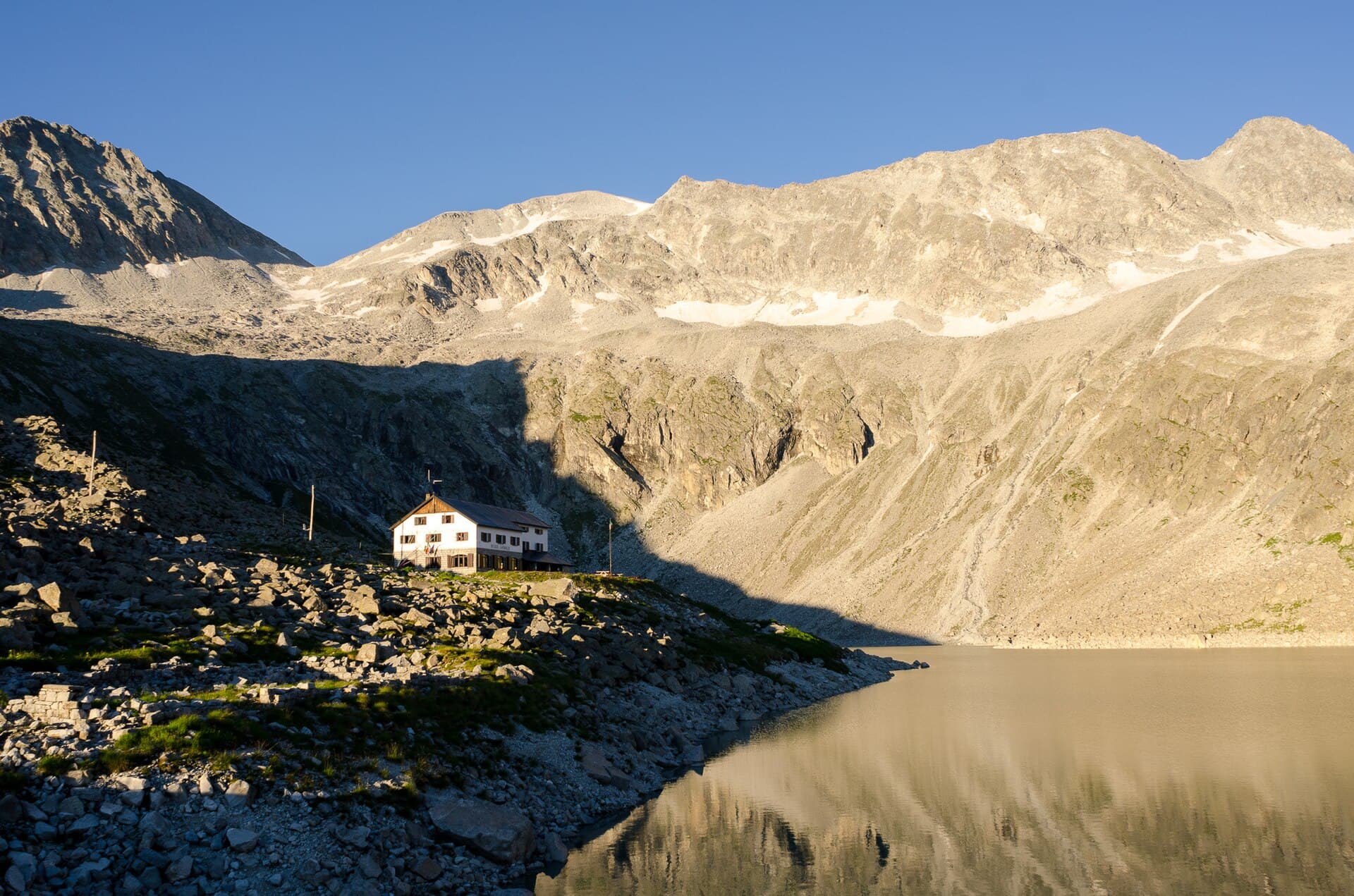 Rifugio Giuseppe Garibaldi (via Wikimedia Commons, CC BY-SA 3.0)