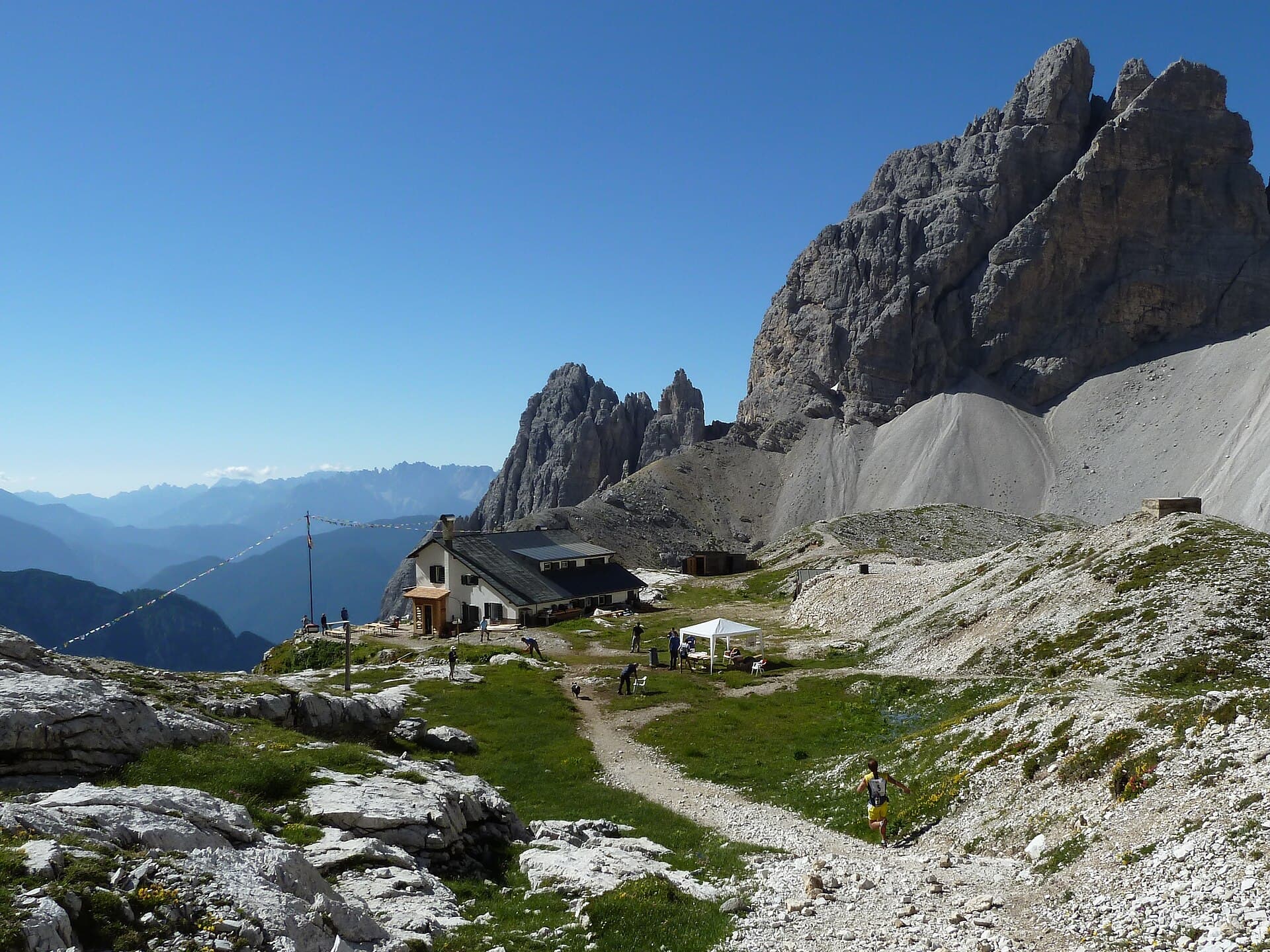 Rifugio Carducci (via Wikimedia Commons, CC BY-SA 3.0)