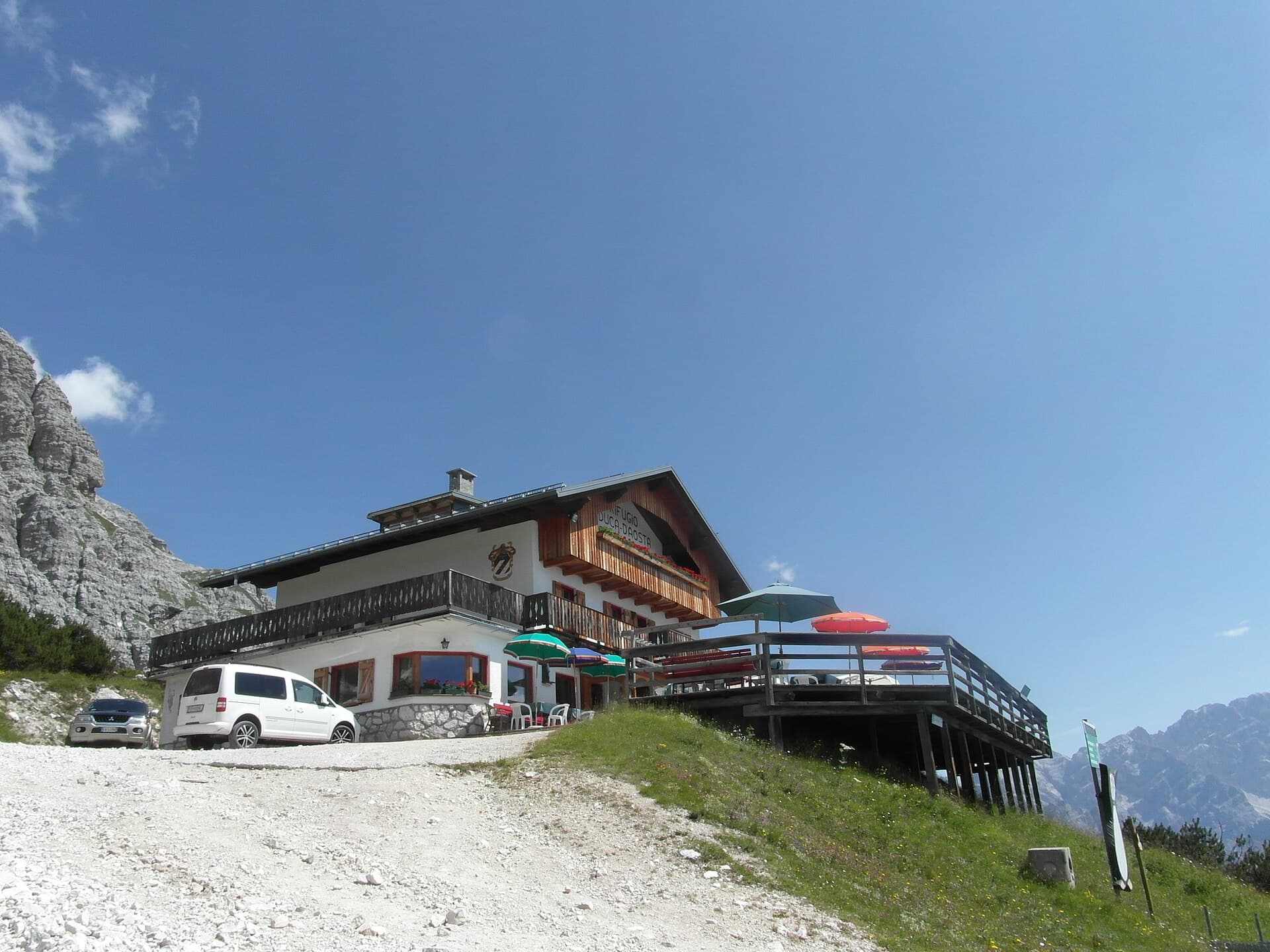Rifugio Duca D'Aosta (via Wikimedia Commons, CC BY-SA 4.0)