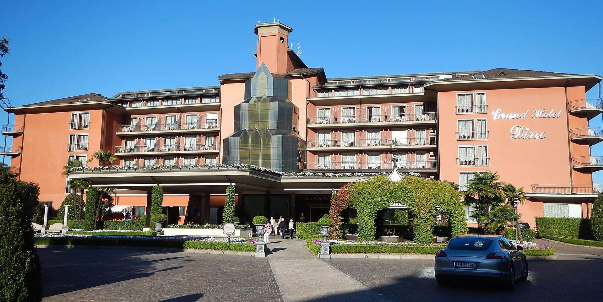 Grand Hotel Dino (via Wikimedia Commons, CC BY 3.0)