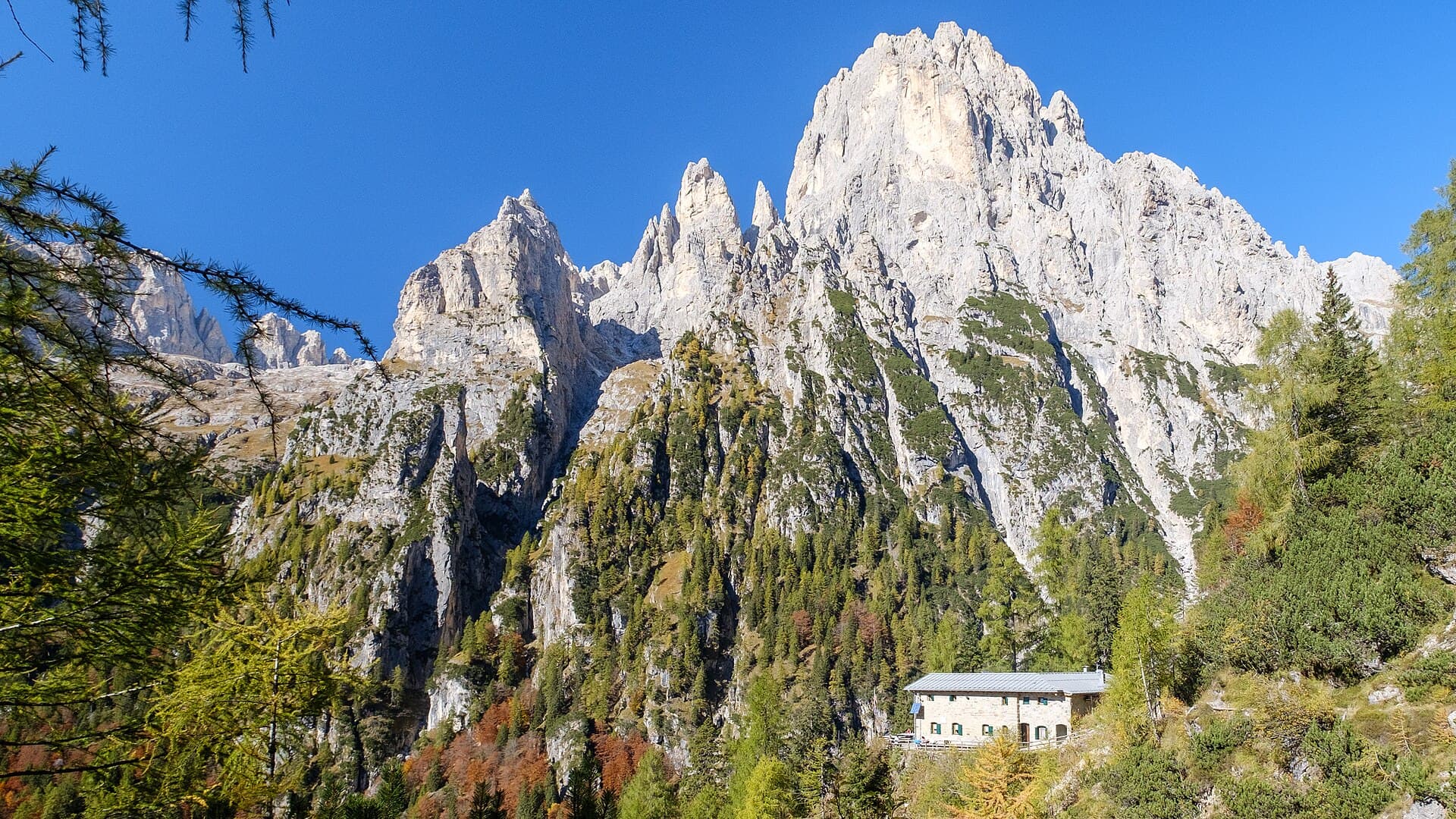 Rifugio Treviso (via Wikimedia Commons, CC BY-SA 4.0)