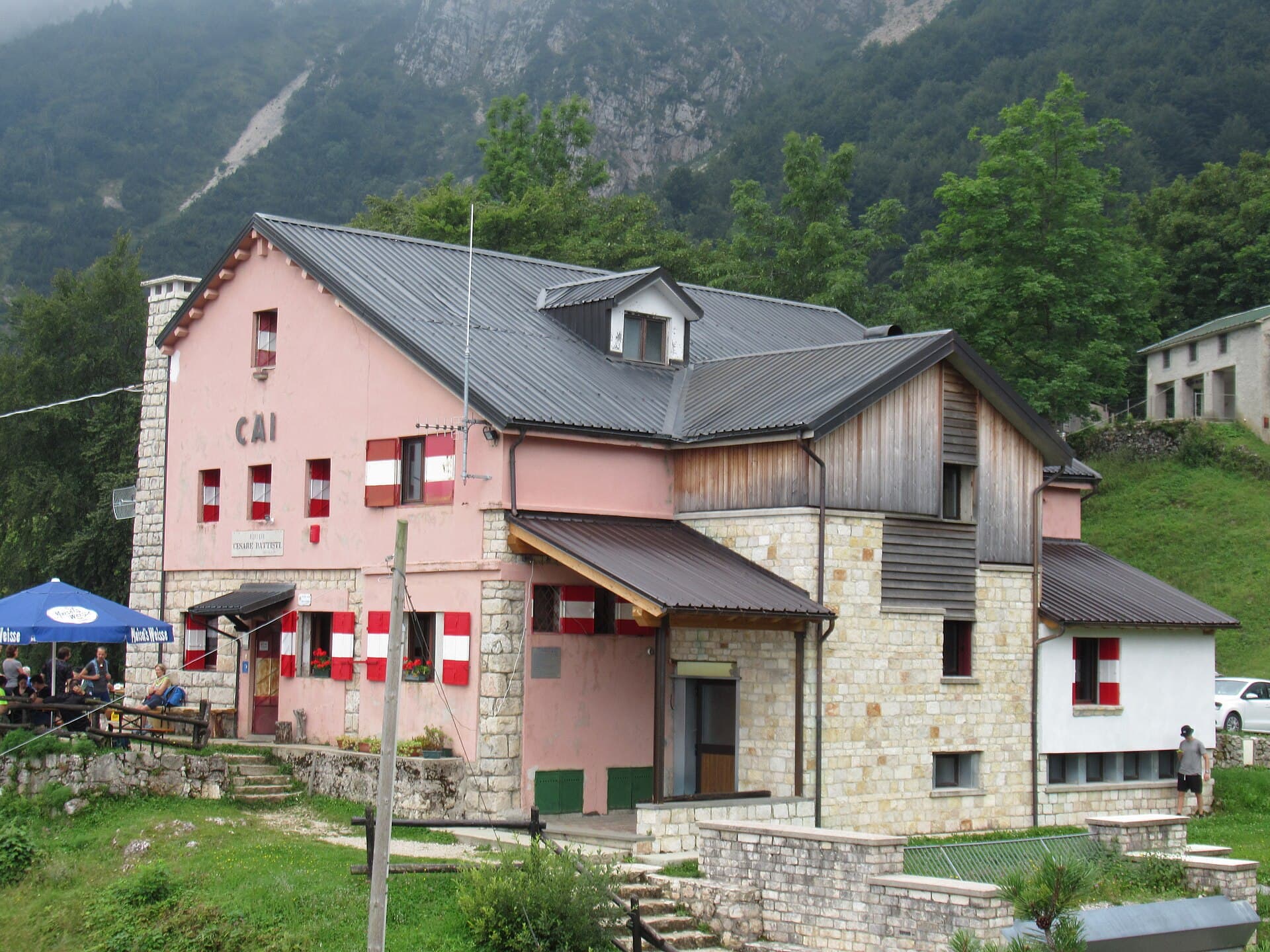 Rifugio Cesare Battisti (via Wikimedia Commons, CC BY-SA 4.0)