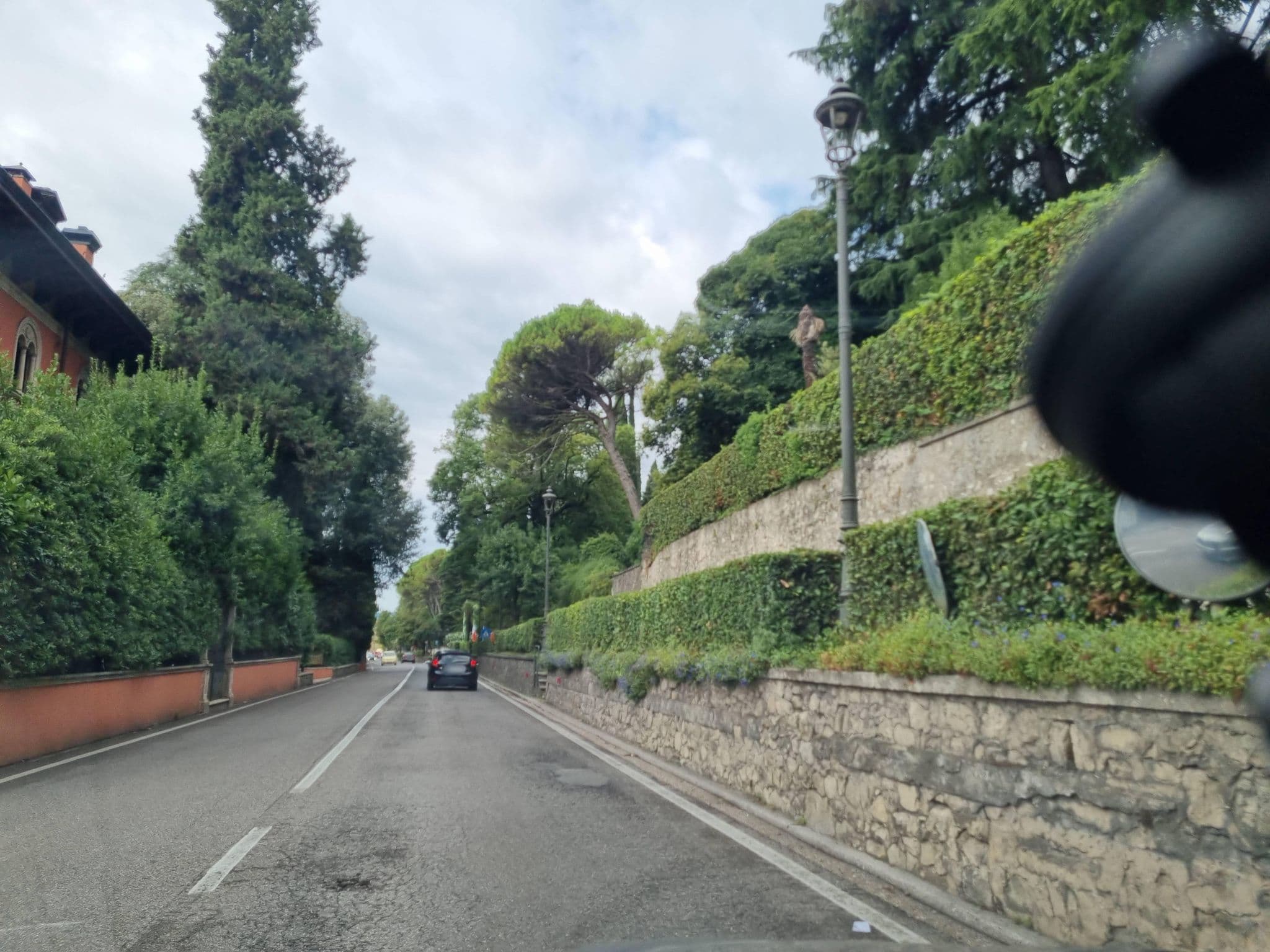 Street view near Villa Fiordaliso, Gardone Riviera — © dsmm (CC BY-SA · Mapillary)