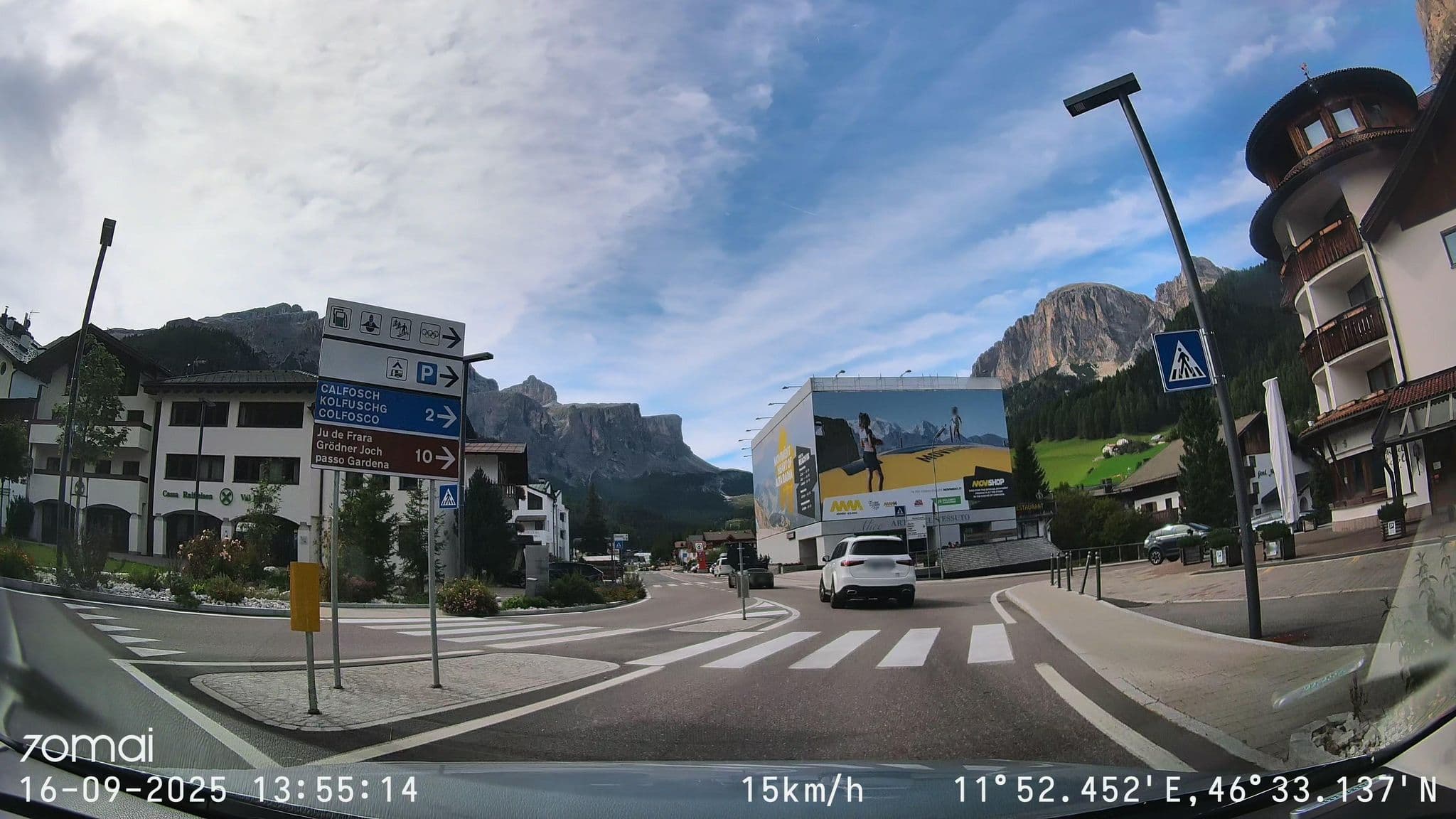 Street view near Hotel TablΓ©, Selva