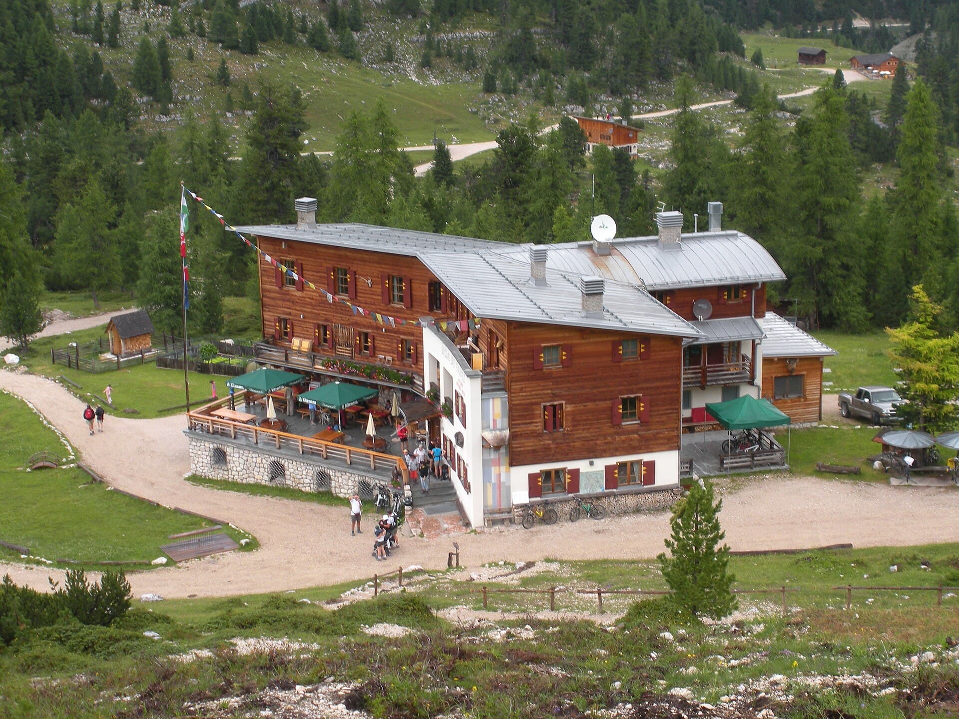 Rifugio Fanes (via Wikimedia Commons, CC BY-SA 3.0)