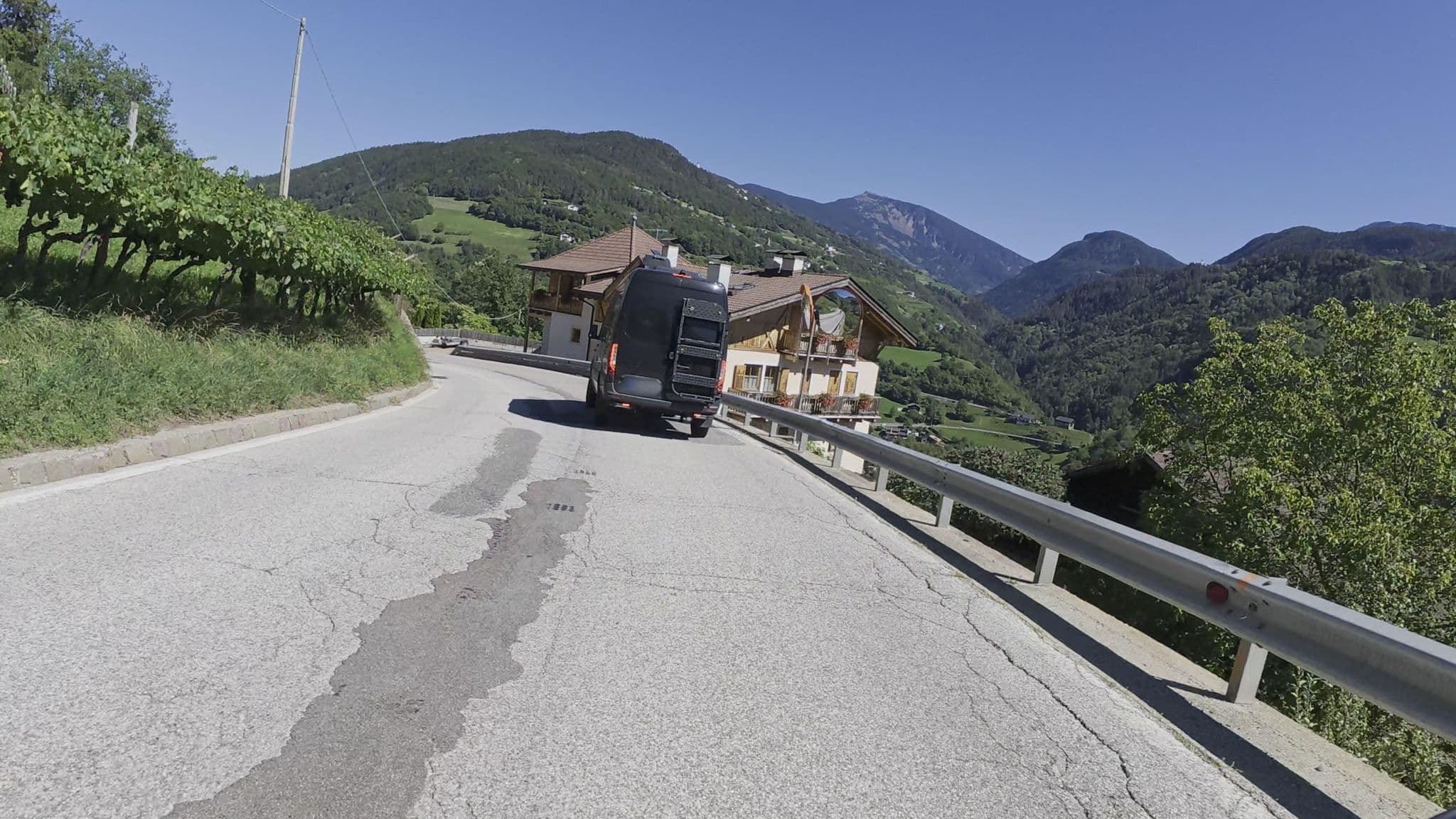 Street view near Gostnerhof, Barbiano - Barbian — © Guzzi_Franze (CC BY-SA · Mapillary)