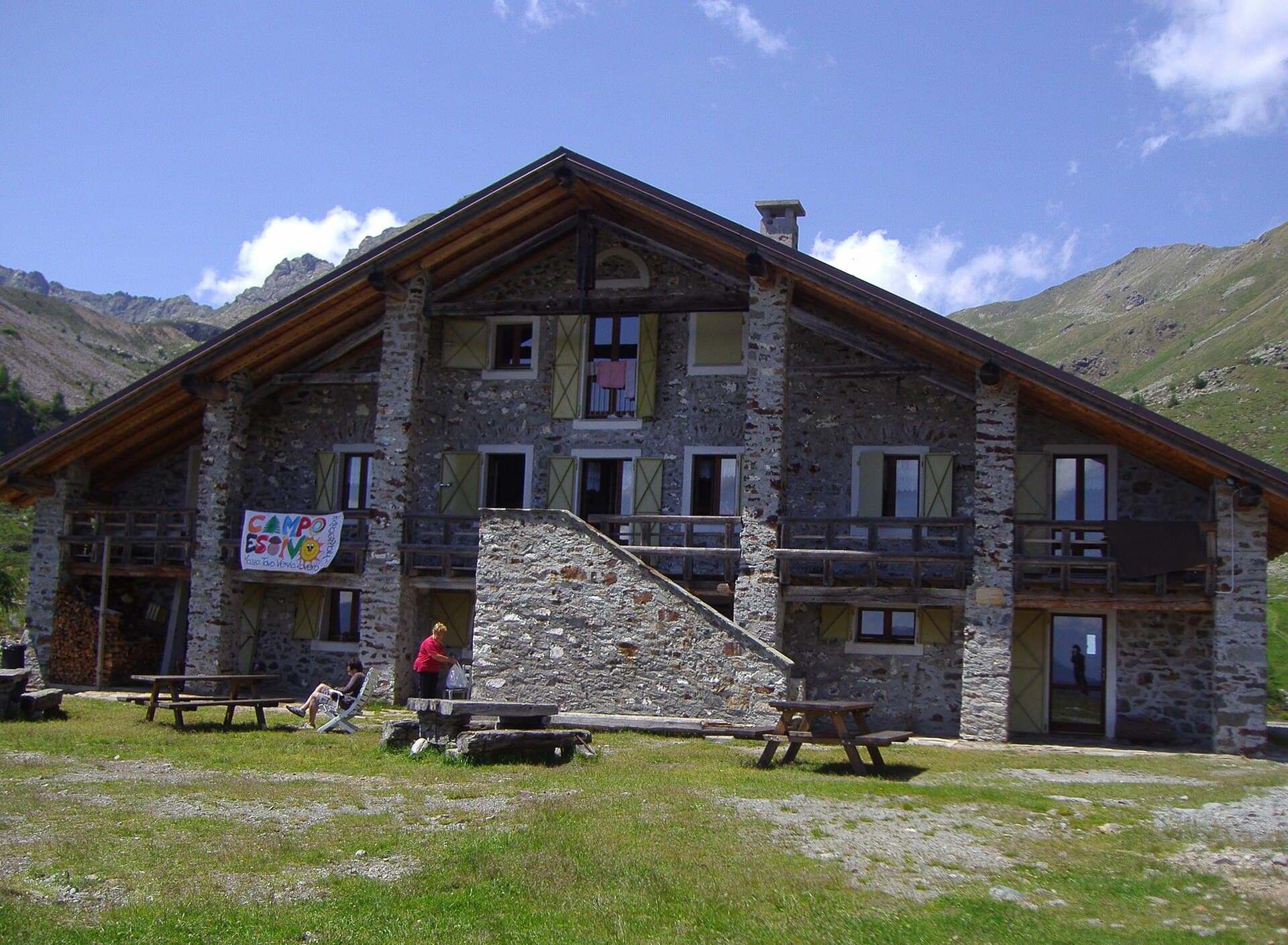 Rifugio Schiazzera (via Wikimedia Commons, Public domain)