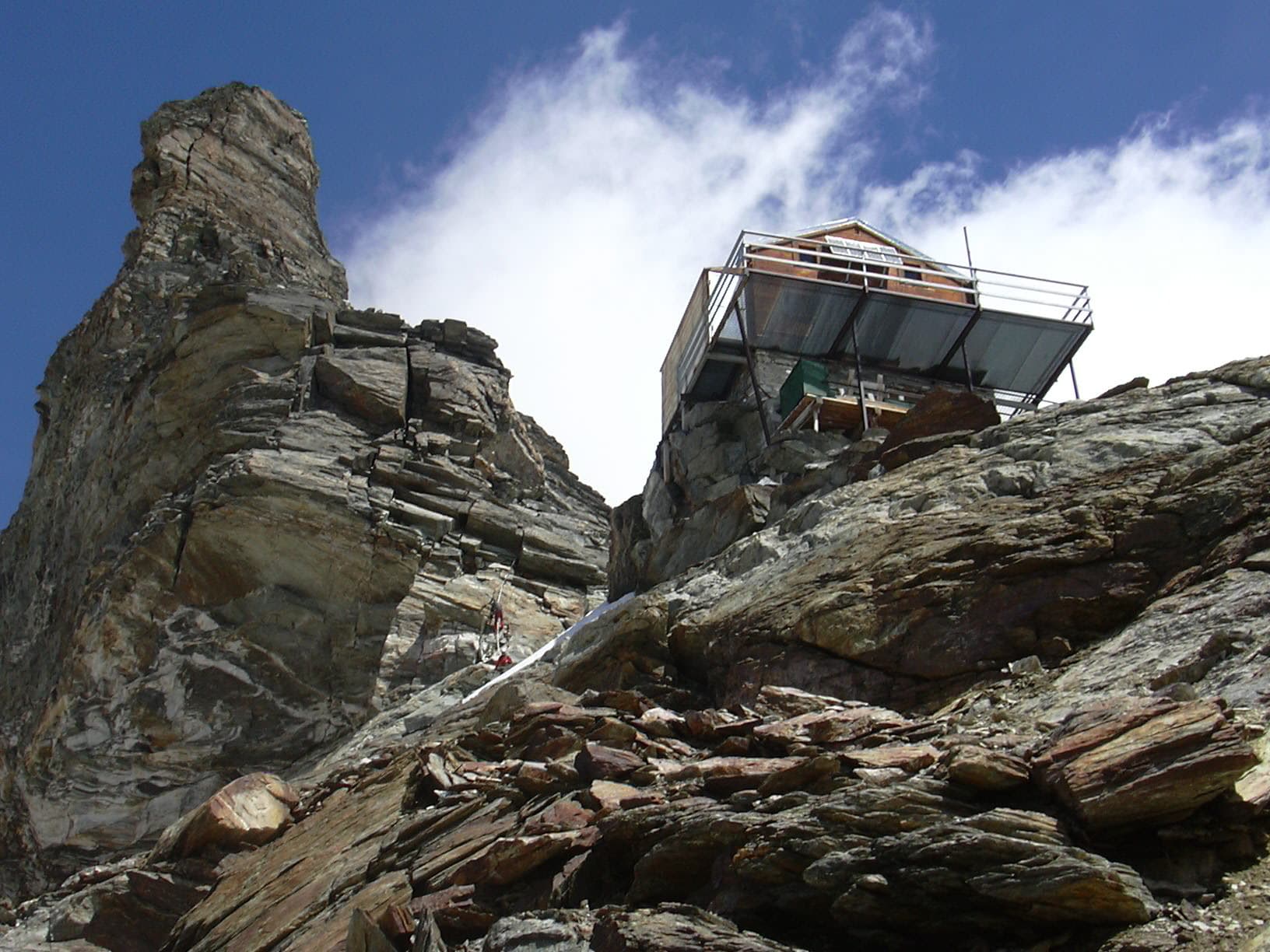 Rifugio Jean-Antoine Carrel (via Wikimedia Commons, CC BY-SA 3.0)
